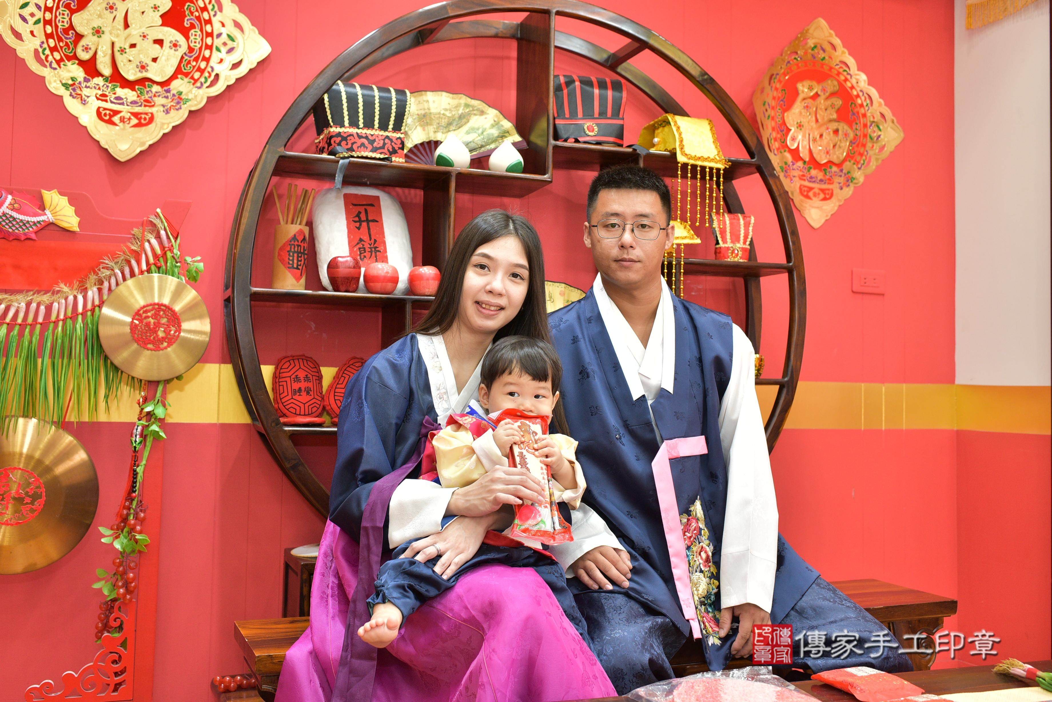 傳家手工印章桃園店、抓周、度脺、美式風會場、傳家嬰兒古禮、吉祥話、抓周道具物品24種、拍照。抓周證書。寶寶抓周、滿周歲、生日快樂、祝福 傳家手工印章桃園店、抓周、度脺、美式風會場、傳家嬰兒古禮、吉祥話、抓周道具物品24種、拍照。抓周證書。寶寶抓周、滿周歲、生日快樂、祝福