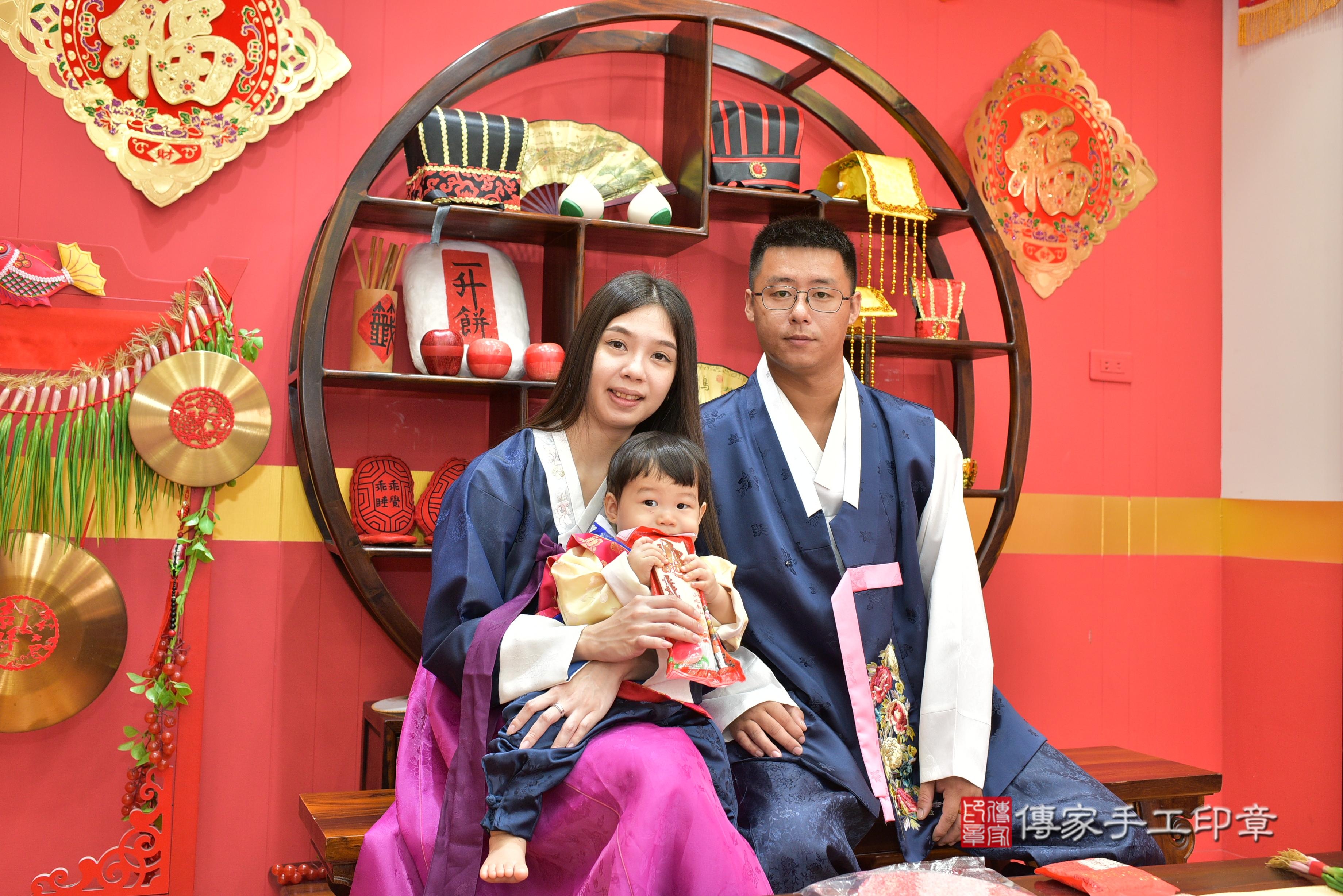 傳家手工印章桃園店、抓周、度脺、美式風會場、傳家嬰兒古禮、吉祥話、抓周道具物品24種、拍照。抓周證書。寶寶抓周、滿周歲、生日快樂、祝福 傳家手工印章桃園店、抓周、度脺、美式風會場、傳家嬰兒古禮、吉祥話、抓周道具物品24種、拍照。抓周證書。寶寶抓周、滿周歲、生日快樂、祝福