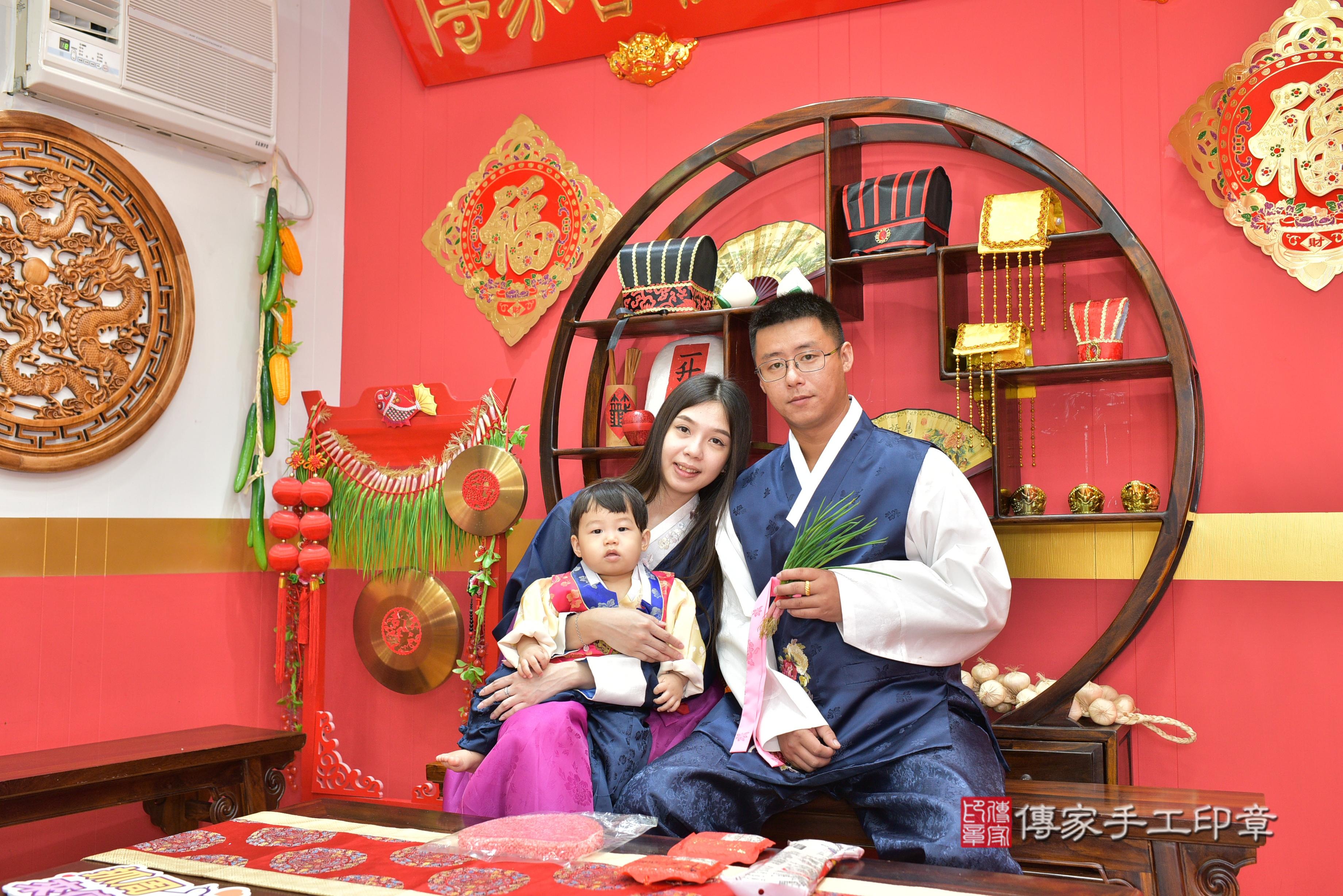 傳家手工印章桃園店、抓周、度脺、美式風會場、傳家嬰兒古禮、吉祥話、抓周道具物品24種、拍照。抓周證書。寶寶抓周、滿周歲、生日快樂、祝福 傳家手工印章桃園店、抓周、度脺、美式風會場、傳家嬰兒古禮、吉祥話、抓周道具物品24種、拍照。抓周證書。寶寶抓周、滿周歲、生日快樂、祝福