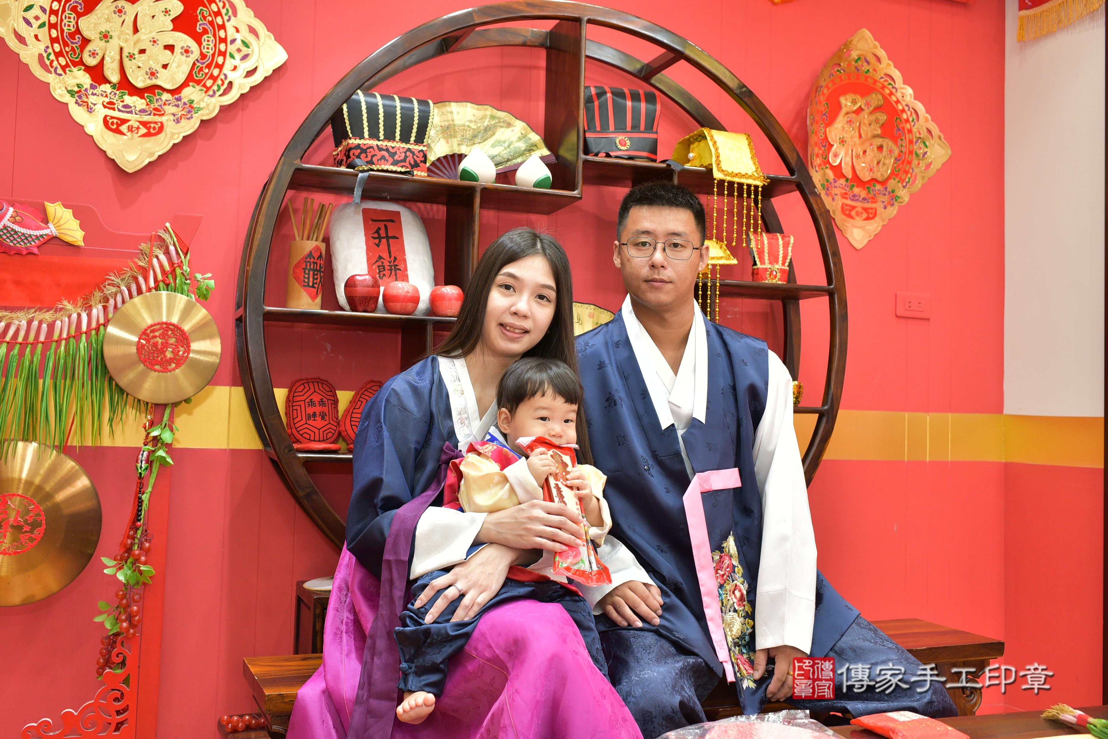 傳家手工印章桃園店、抓周、度脺、美式風會場、傳家嬰兒古禮、吉祥話、抓周道具物品24種、拍照。抓周證書。寶寶抓周、滿周歲、生日快樂、祝福 傳家手工印章桃園店、抓周、度脺、美式風會場、傳家嬰兒古禮、吉祥話、抓周道具物品24種、拍照。抓周證書。寶寶抓周、滿周歲、生日快樂、祝福