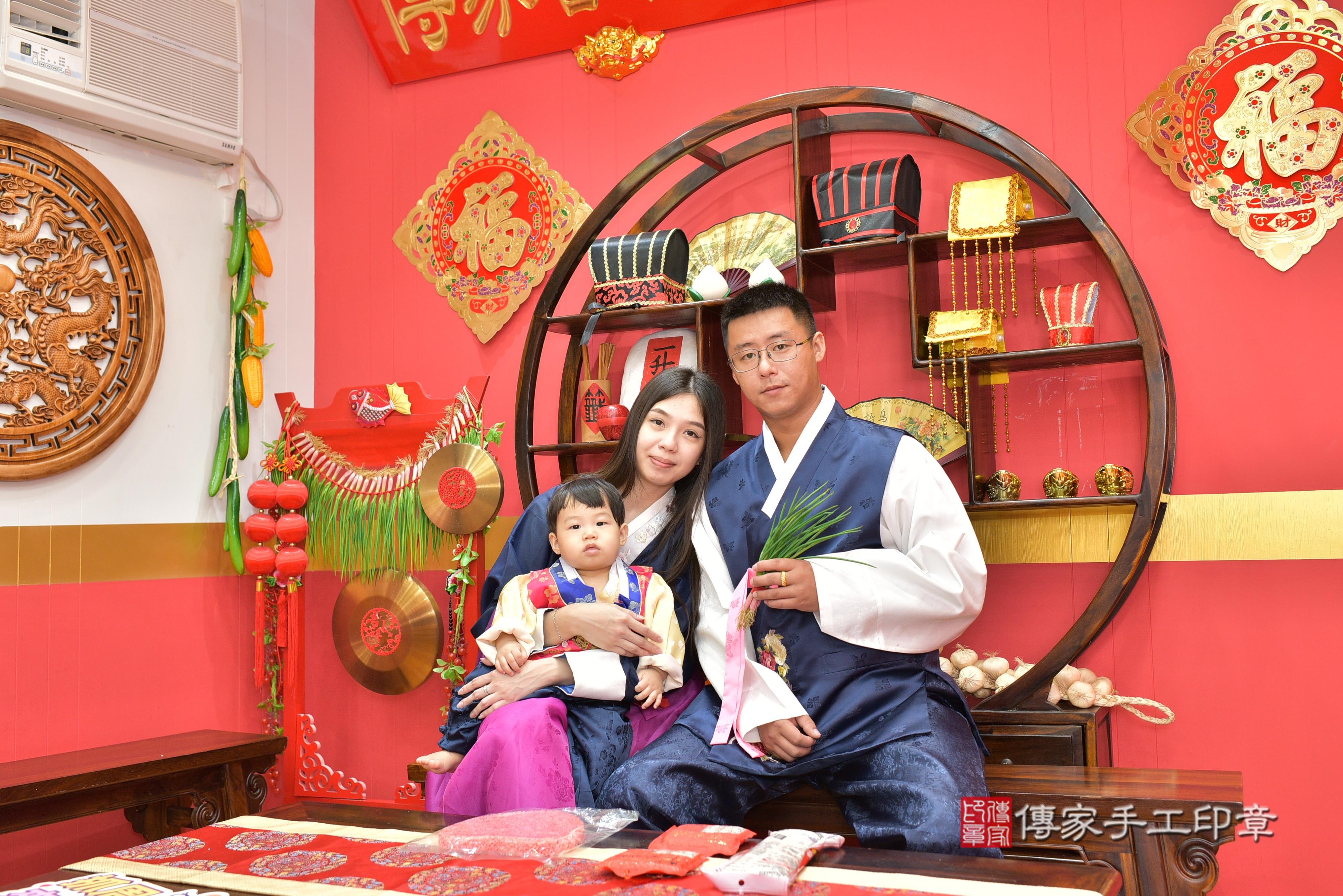 傳家手工印章桃園店、抓周、度脺、美式風會場、傳家嬰兒古禮、吉祥話、抓周道具物品24種、拍照。抓周證書。寶寶抓周、滿周歲、生日快樂、祝福 傳家手工印章桃園店、抓周、度脺、美式風會場、傳家嬰兒古禮、吉祥話、抓周道具物品24種、拍照。抓周證書。寶寶抓周、滿周歲、生日快樂、祝福