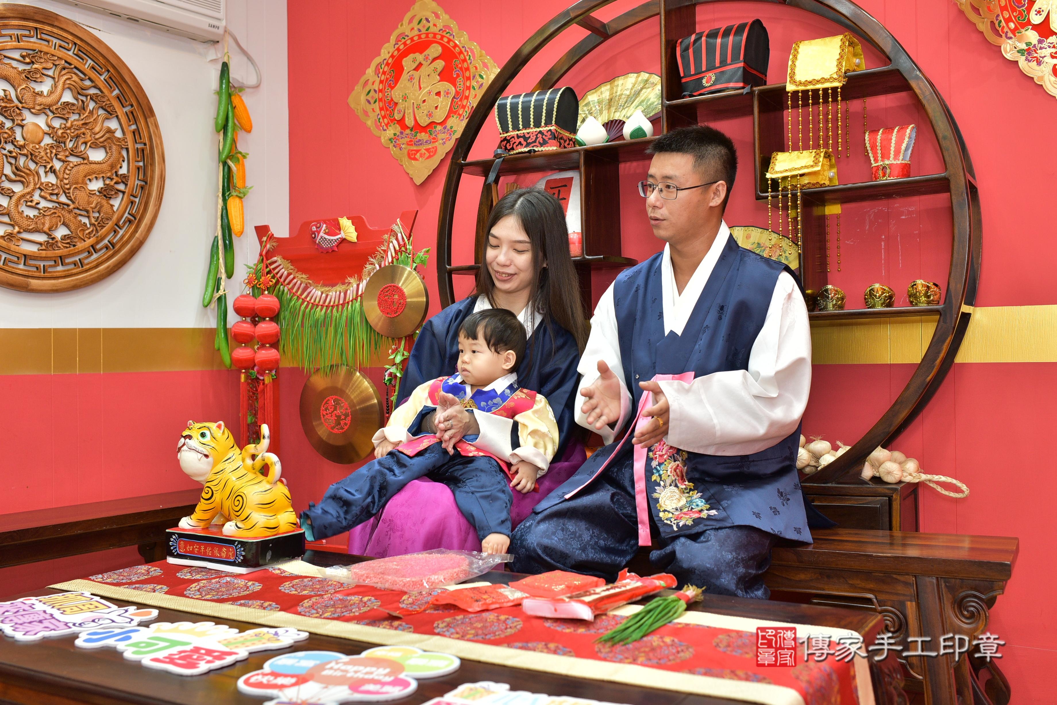 傳家手工印章桃園店、抓周、度脺、美式風會場、傳家嬰兒古禮、吉祥話、抓周道具物品24種、拍照。抓周證書。寶寶抓周、滿周歲、生日快樂、祝福 傳家手工印章桃園店、抓周、度脺、美式風會場、傳家嬰兒古禮、吉祥話、抓周道具物品24種、拍照。抓周證書。寶寶抓周、滿周歲、生日快樂、祝福