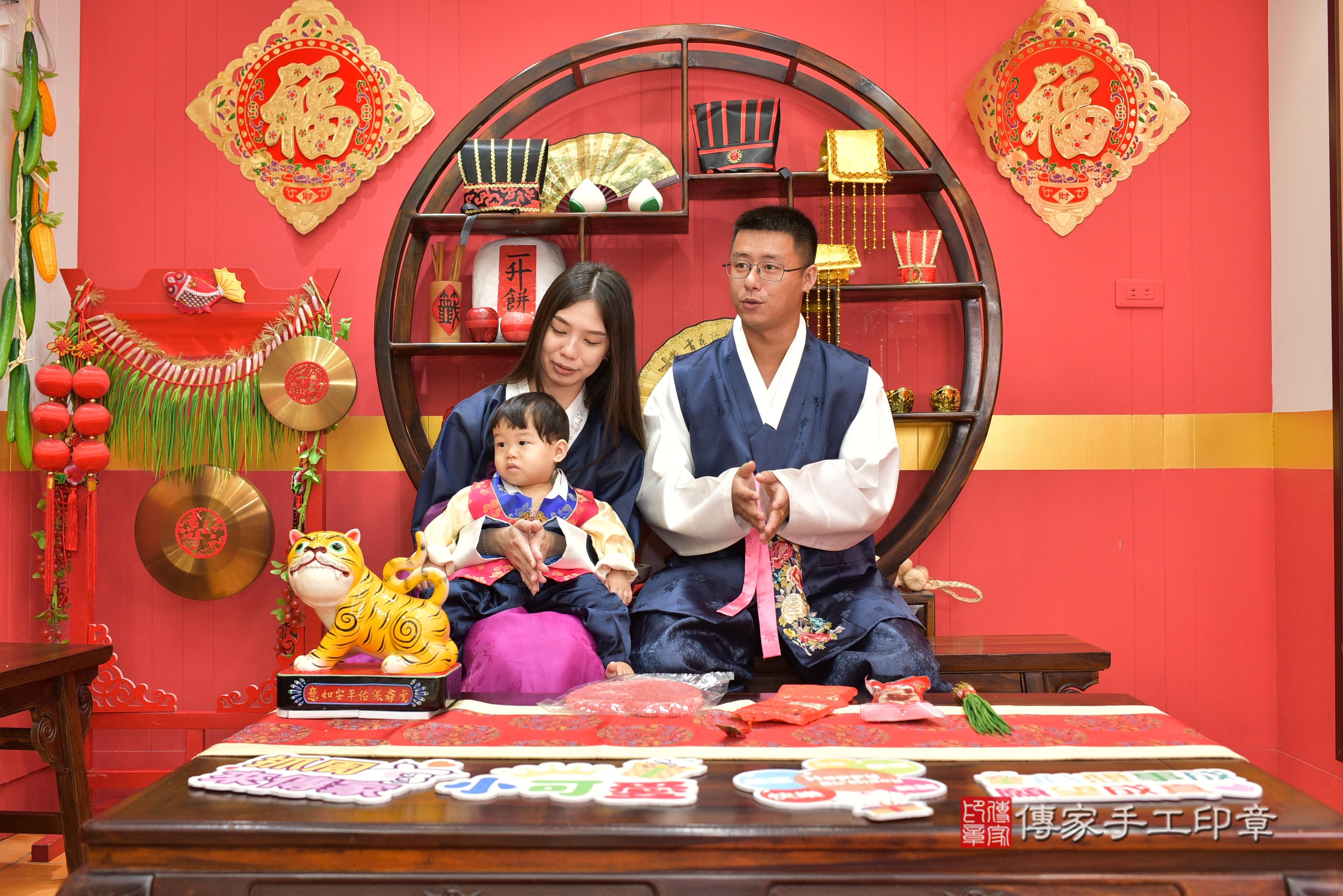 傳家手工印章桃園店、抓周、度脺、美式風會場、傳家嬰兒古禮、吉祥話、抓周道具物品24種、拍照。抓周證書。寶寶抓周、滿周歲、生日快樂、祝福 傳家手工印章桃園店、抓周、度脺、美式風會場、傳家嬰兒古禮、吉祥話、抓周道具物品24種、拍照。抓周證書。寶寶抓周、滿周歲、生日快樂、祝福