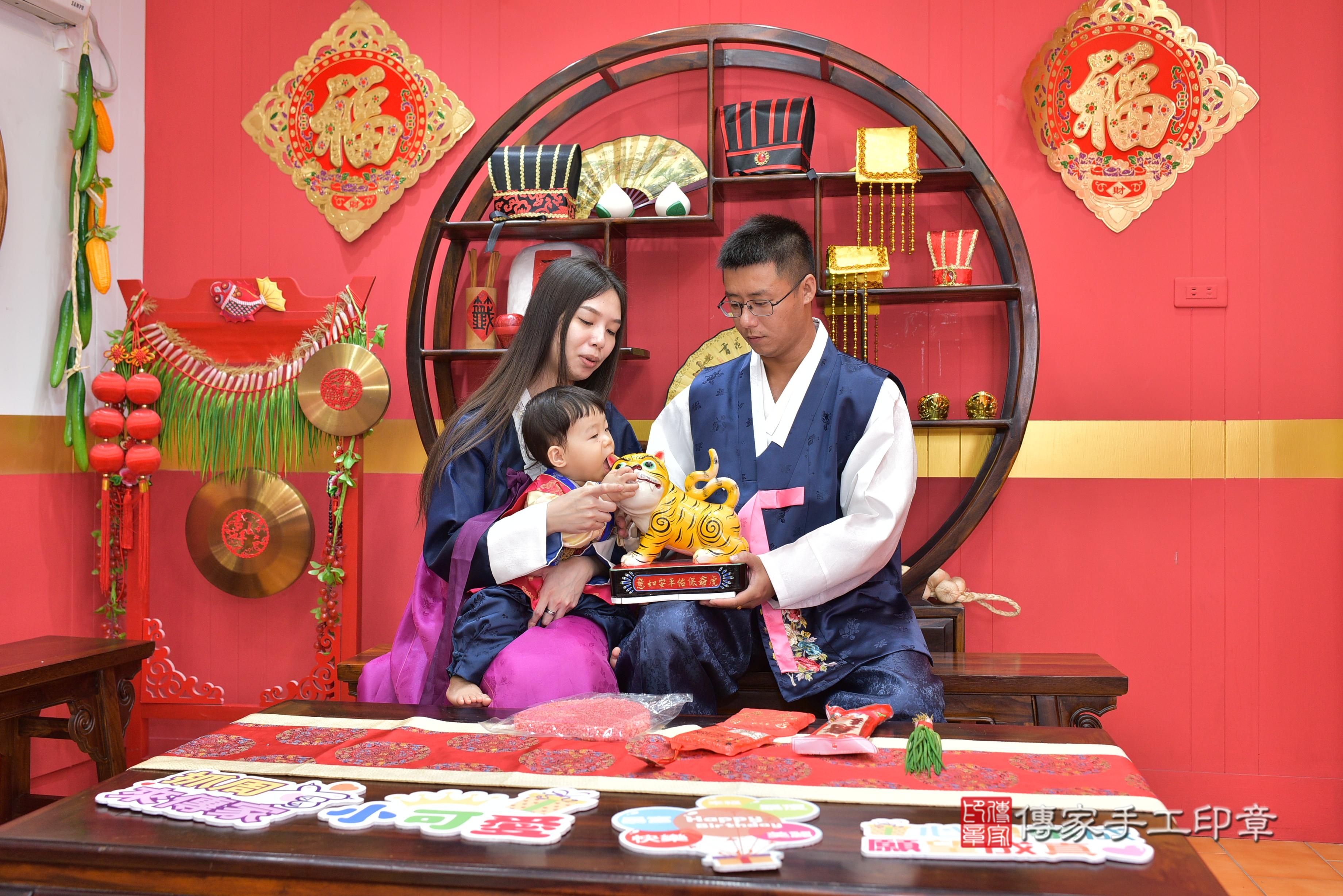 傳家手工印章桃園店、抓周、度脺、美式風會場、傳家嬰兒古禮、吉祥話、抓周道具物品24種、拍照。抓周證書。寶寶抓周、滿周歲、生日快樂、祝福 傳家手工印章桃園店、抓周、度脺、美式風會場、傳家嬰兒古禮、吉祥話、抓周道具物品24種、拍照。抓周證書。寶寶抓周、滿周歲、生日快樂、祝福