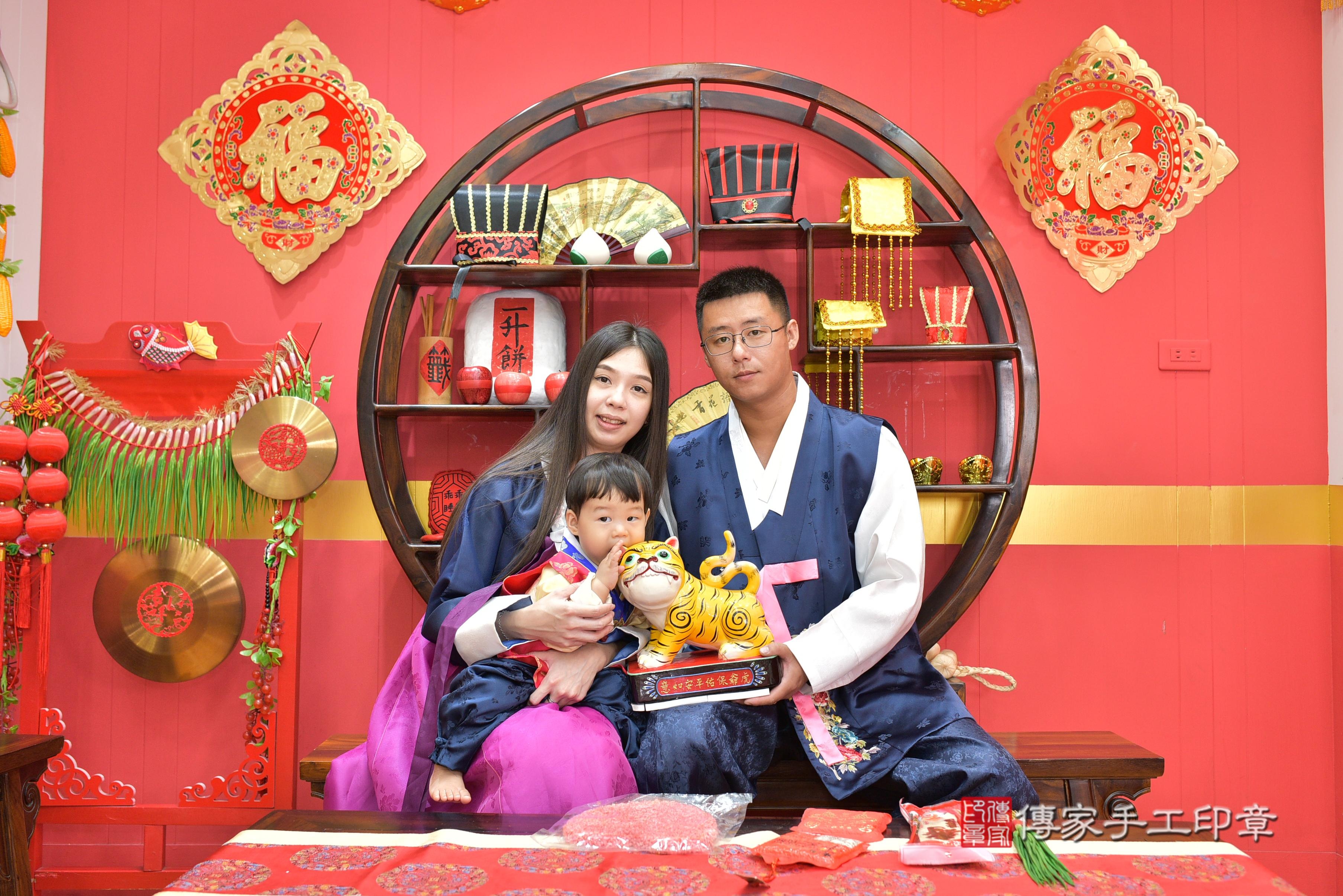 傳家手工印章桃園店、抓周、度脺、美式風會場、傳家嬰兒古禮、吉祥話、抓周道具物品24種、拍照。抓周證書。寶寶抓周、滿周歲、生日快樂、祝福 傳家手工印章桃園店、抓周、度脺、美式風會場、傳家嬰兒古禮、吉祥話、抓周道具物品24種、拍照。抓周證書。寶寶抓周、滿周歲、生日快樂、祝福