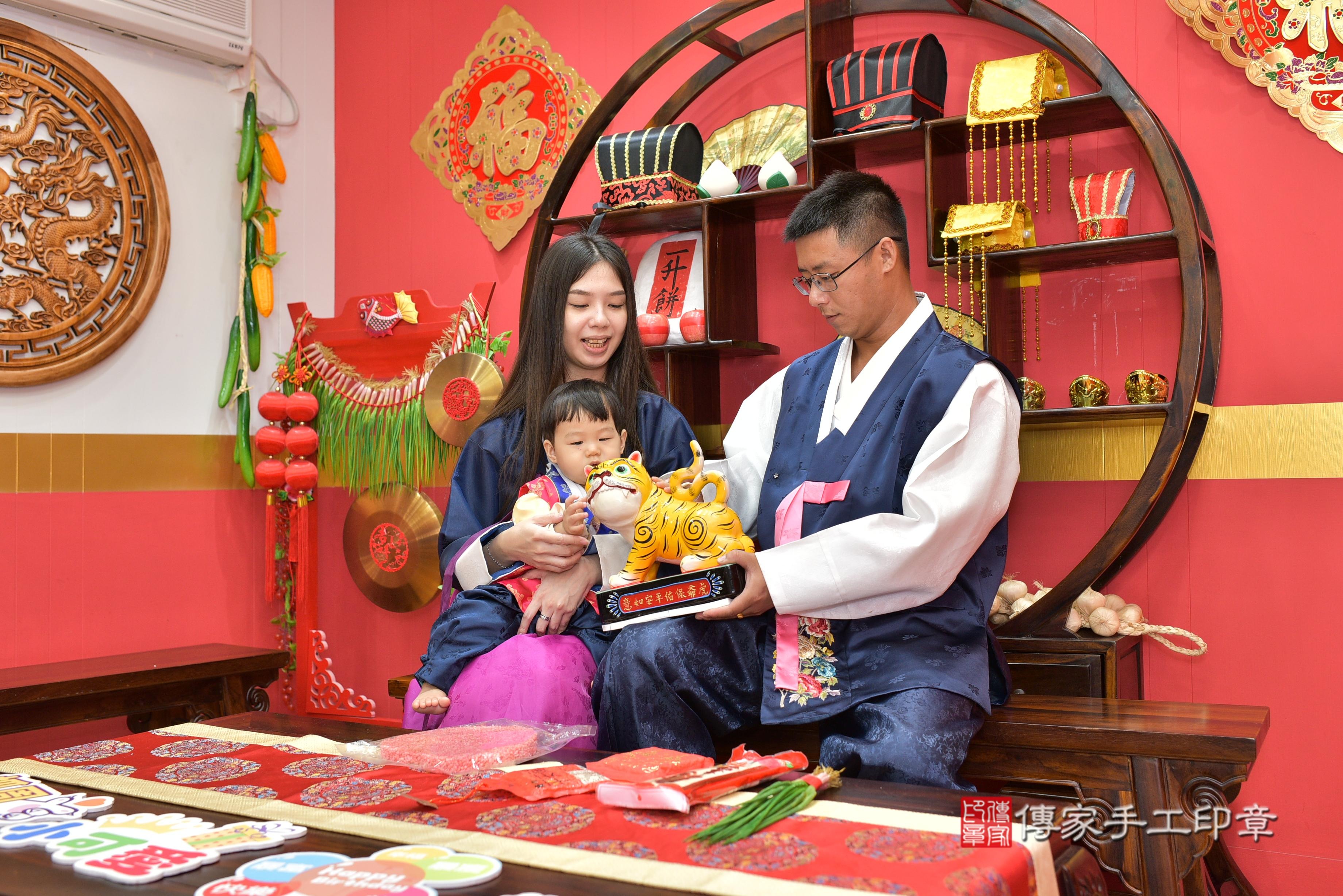 傳家手工印章桃園店、抓周、度脺、美式風會場、傳家嬰兒古禮、吉祥話、抓周道具物品24種、拍照。抓周證書。寶寶抓周、滿周歲、生日快樂、祝福 傳家手工印章桃園店、抓周、度脺、美式風會場、傳家嬰兒古禮、吉祥話、抓周道具物品24種、拍照。抓周證書。寶寶抓周、滿周歲、生日快樂、祝福