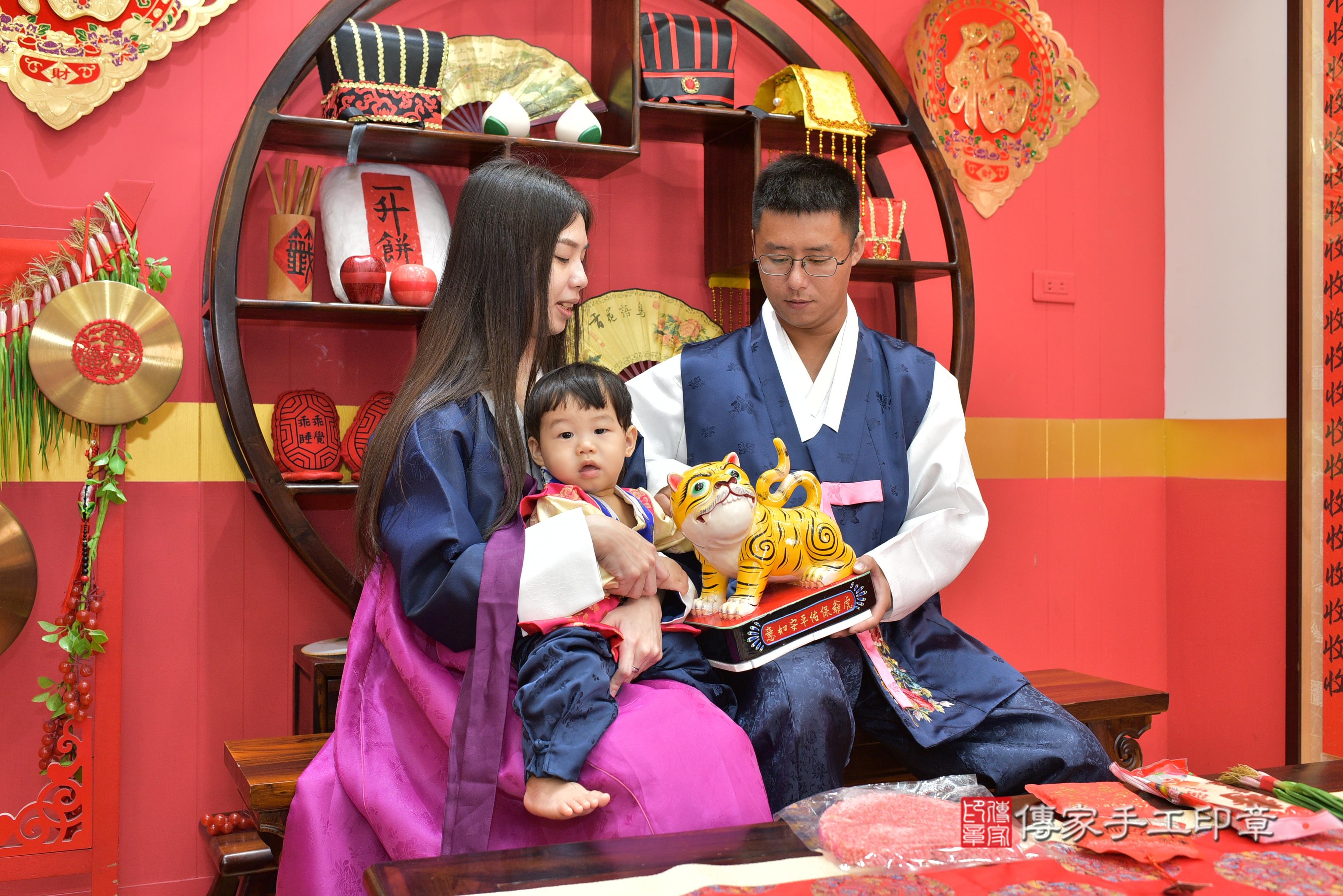 傳家手工印章桃園店、抓周、度脺、美式風會場、傳家嬰兒古禮、吉祥話、抓周道具物品24種、拍照。抓周證書。寶寶抓周、滿周歲、生日快樂、祝福 傳家手工印章桃園店、抓周、度脺、美式風會場、傳家嬰兒古禮、吉祥話、抓周道具物品24種、拍照。抓周證書。寶寶抓周、滿周歲、生日快樂、祝福