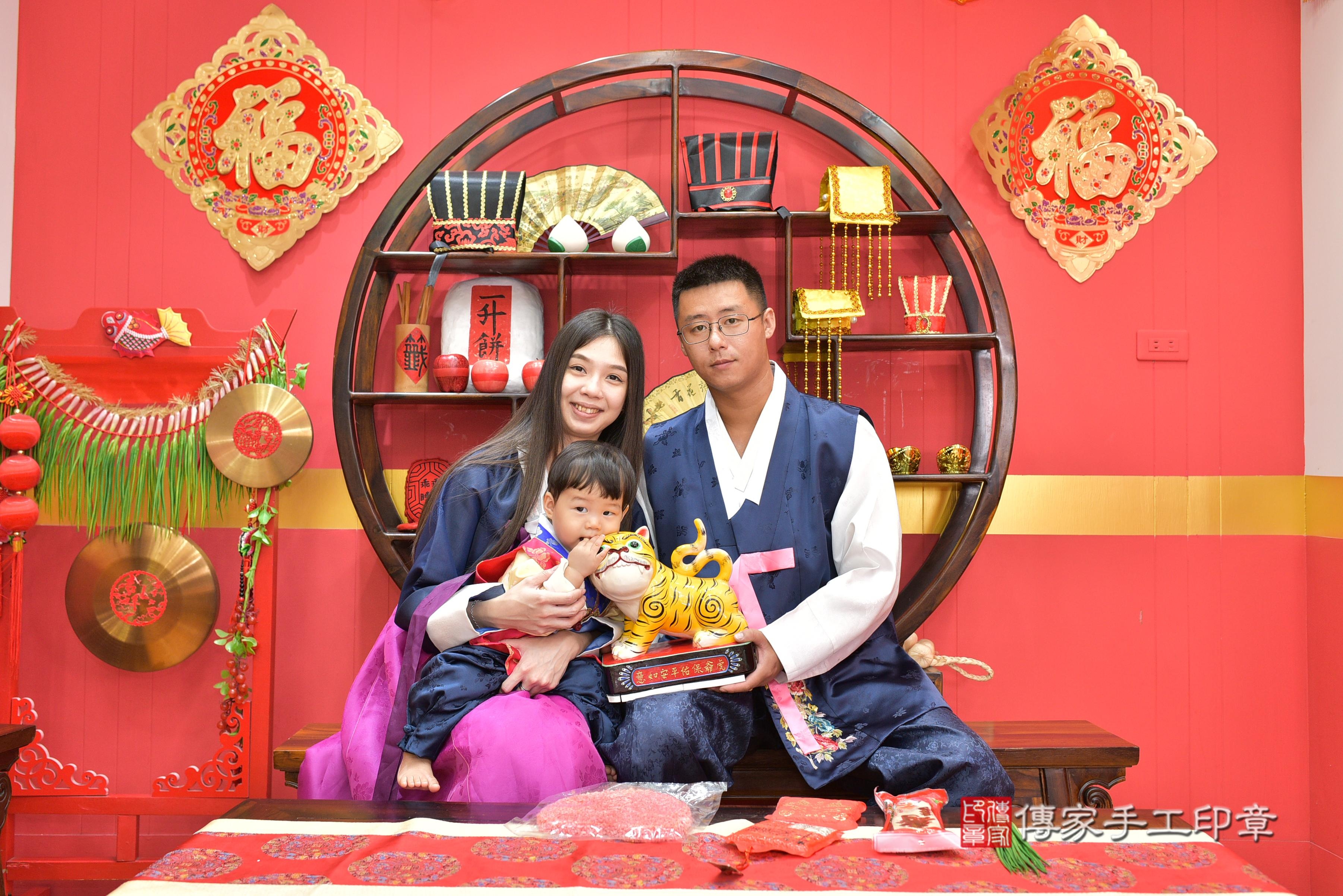 傳家手工印章桃園店、抓周、度脺、美式風會場、傳家嬰兒古禮、吉祥話、抓周道具物品24種、拍照。抓周證書。寶寶抓周、滿周歲、生日快樂、祝福 傳家手工印章桃園店、抓周、度脺、美式風會場、傳家嬰兒古禮、吉祥話、抓周道具物品24種、拍照。抓周證書。寶寶抓周、滿周歲、生日快樂、祝福