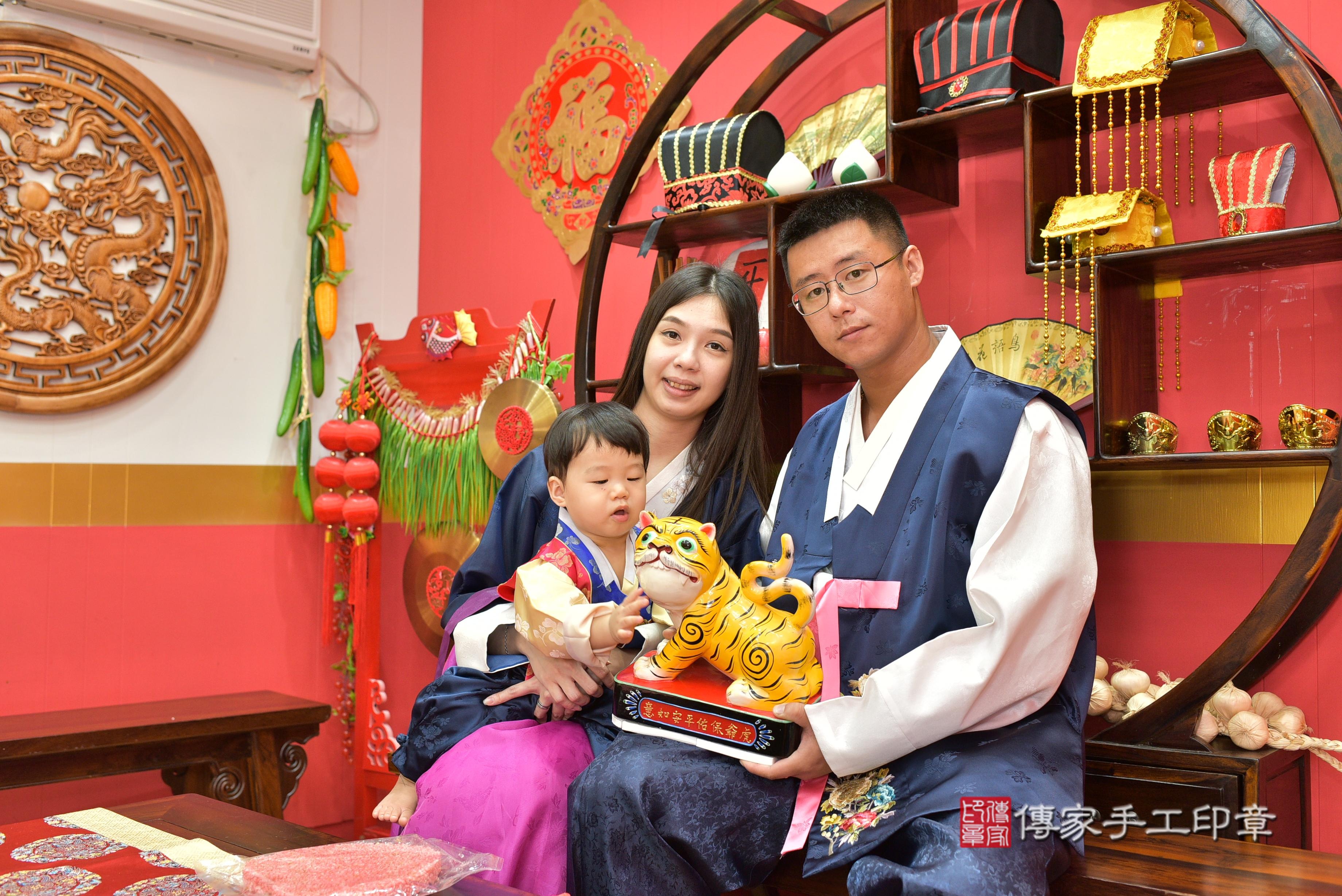 傳家手工印章桃園店、抓周、度脺、美式風會場、傳家嬰兒古禮、吉祥話、抓周道具物品24種、拍照。抓周證書。寶寶抓周、滿周歲、生日快樂、祝福 傳家手工印章桃園店、抓周、度脺、美式風會場、傳家嬰兒古禮、吉祥話、抓周道具物品24種、拍照。抓周證書。寶寶抓周、滿周歲、生日快樂、祝福