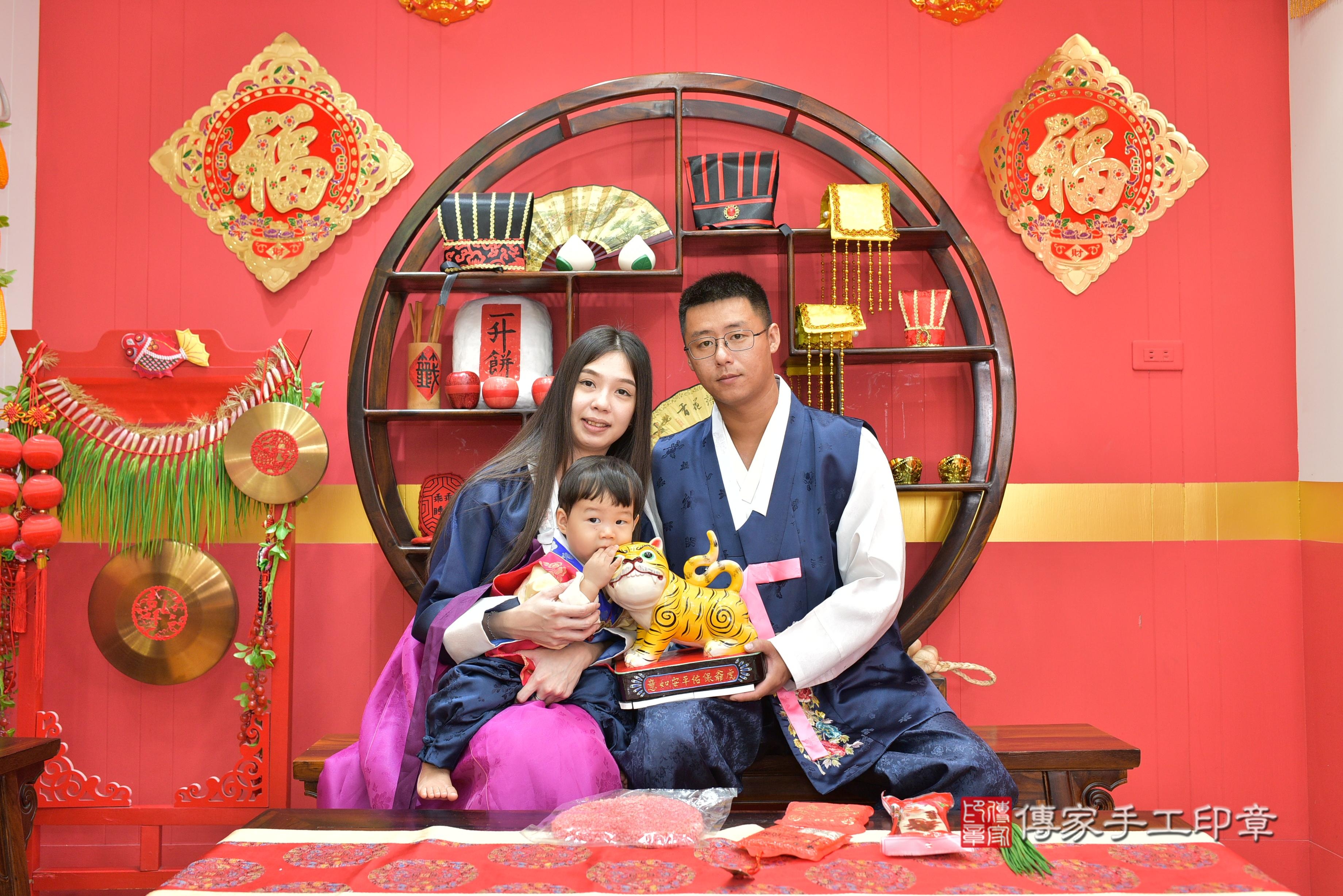 傳家手工印章桃園店、抓周、度脺、美式風會場、傳家嬰兒古禮、吉祥話、抓周道具物品24種、拍照。抓周證書。寶寶抓周、滿周歲、生日快樂、祝福 傳家手工印章桃園店、抓周、度脺、美式風會場、傳家嬰兒古禮、吉祥話、抓周道具物品24種、拍照。抓周證書。寶寶抓周、滿周歲、生日快樂、祝福