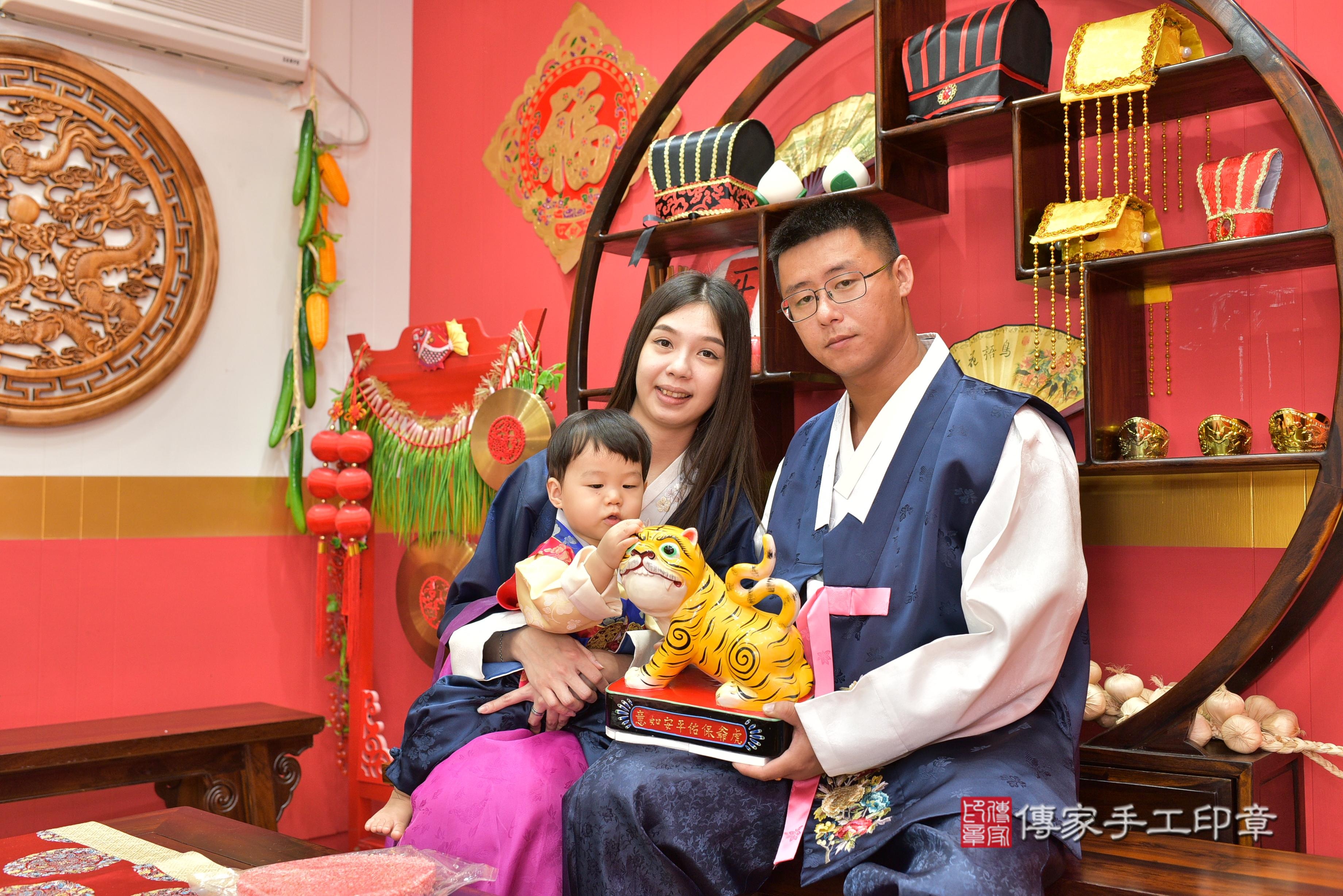 傳家手工印章桃園店、抓周、度脺、美式風會場、傳家嬰兒古禮、吉祥話、抓周道具物品24種、拍照。抓周證書。寶寶抓周、滿周歲、生日快樂、祝福 傳家手工印章桃園店、抓周、度脺、美式風會場、傳家嬰兒古禮、吉祥話、抓周道具物品24種、拍照。抓周證書。寶寶抓周、滿周歲、生日快樂、祝福