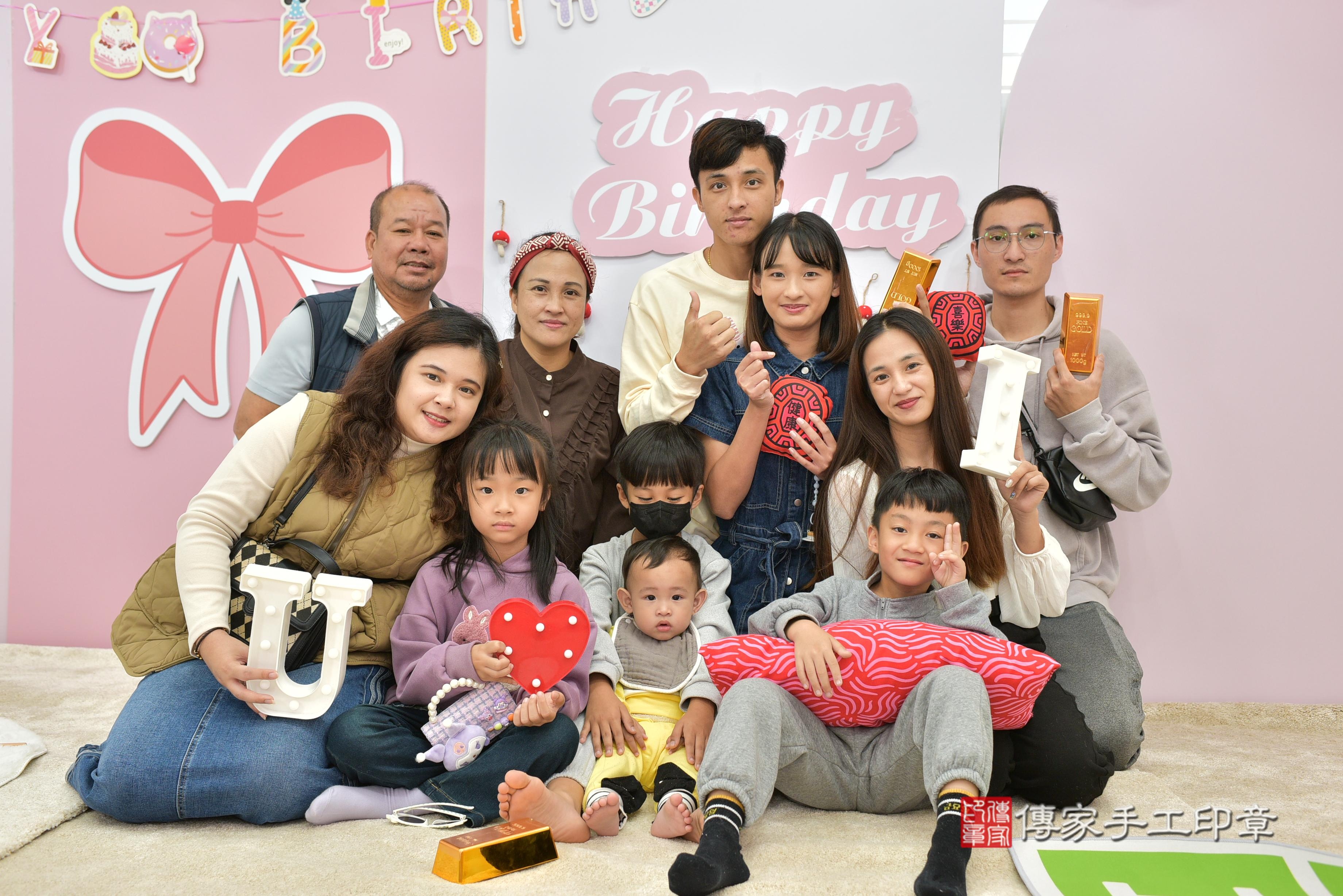 傳家手工印章桃園店、抓周、度脺、美式風會場、傳家嬰兒古禮、吉祥話、抓周道具物品24種、拍照。抓周證書。寶寶抓周、滿周歲、生日快樂、祝福 傳家手工印章桃園店、抓周、度脺、美式風會場、傳家嬰兒古禮、吉祥話、抓周道具物品24種、拍照。抓周證書。寶寶抓周、滿周歲、生日快樂、祝福