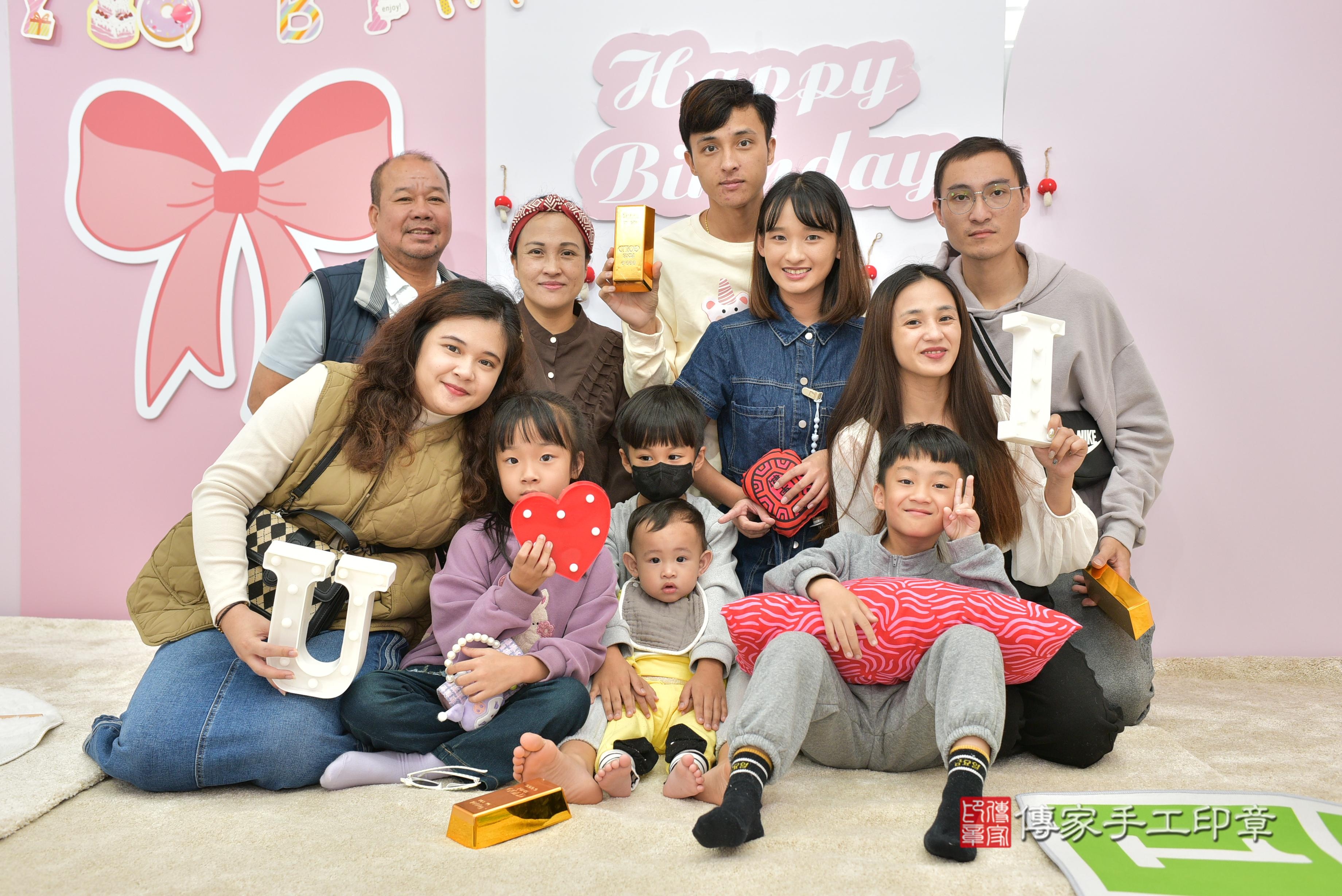 傳家手工印章桃園店、抓周、度脺、美式風會場、傳家嬰兒古禮、吉祥話、抓周道具物品24種、拍照。抓周證書。寶寶抓周、滿周歲、生日快樂、祝福 傳家手工印章桃園店、抓周、度脺、美式風會場、傳家嬰兒古禮、吉祥話、抓周道具物品24種、拍照。抓周證書。寶寶抓周、滿周歲、生日快樂、祝福