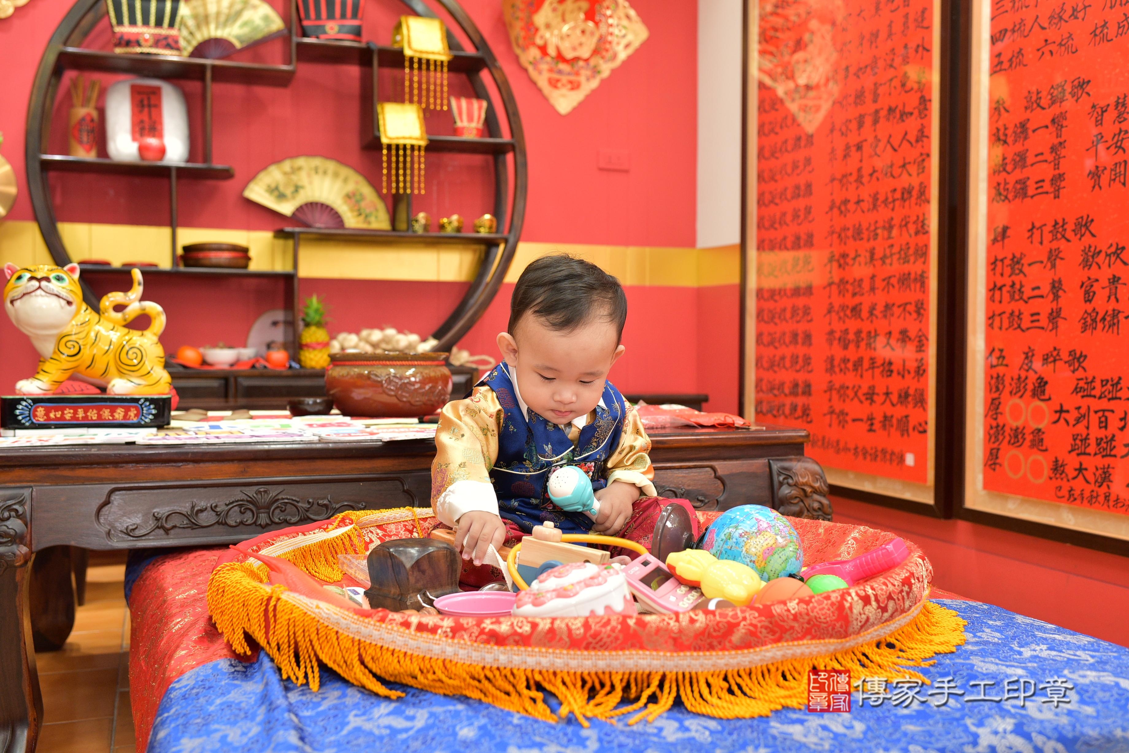 傳家手工印章桃園店、抓周、度脺、美式風會場、傳家嬰兒古禮、吉祥話、抓周道具物品24種、拍照。抓周證書。寶寶抓周、滿周歲、生日快樂、祝福 傳家手工印章桃園店、抓周、度脺、美式風會場、傳家嬰兒古禮、吉祥話、抓周道具物品24種、拍照。抓周證書。寶寶抓周、滿周歲、生日快樂、祝福