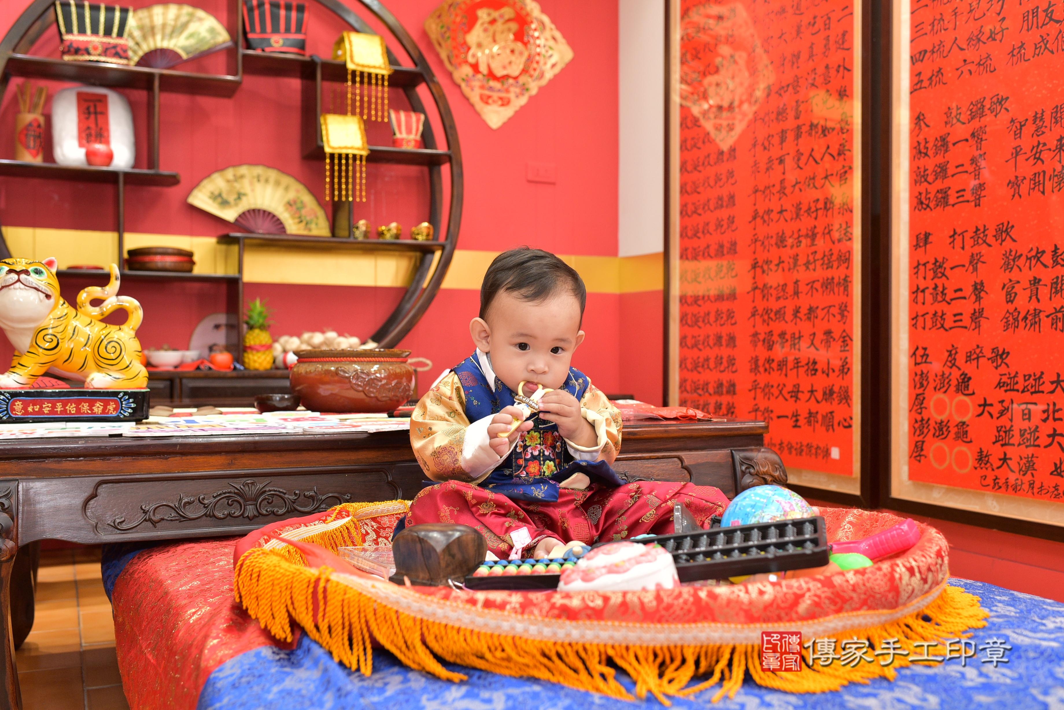 傳家手工印章桃園店、抓周、度脺、美式風會場、傳家嬰兒古禮、吉祥話、抓周道具物品24種、拍照。抓周證書。寶寶抓周、滿周歲、生日快樂、祝福 傳家手工印章桃園店、抓周、度脺、美式風會場、傳家嬰兒古禮、吉祥話、抓周道具物品24種、拍照。抓周證書。寶寶抓周、滿周歲、生日快樂、祝福