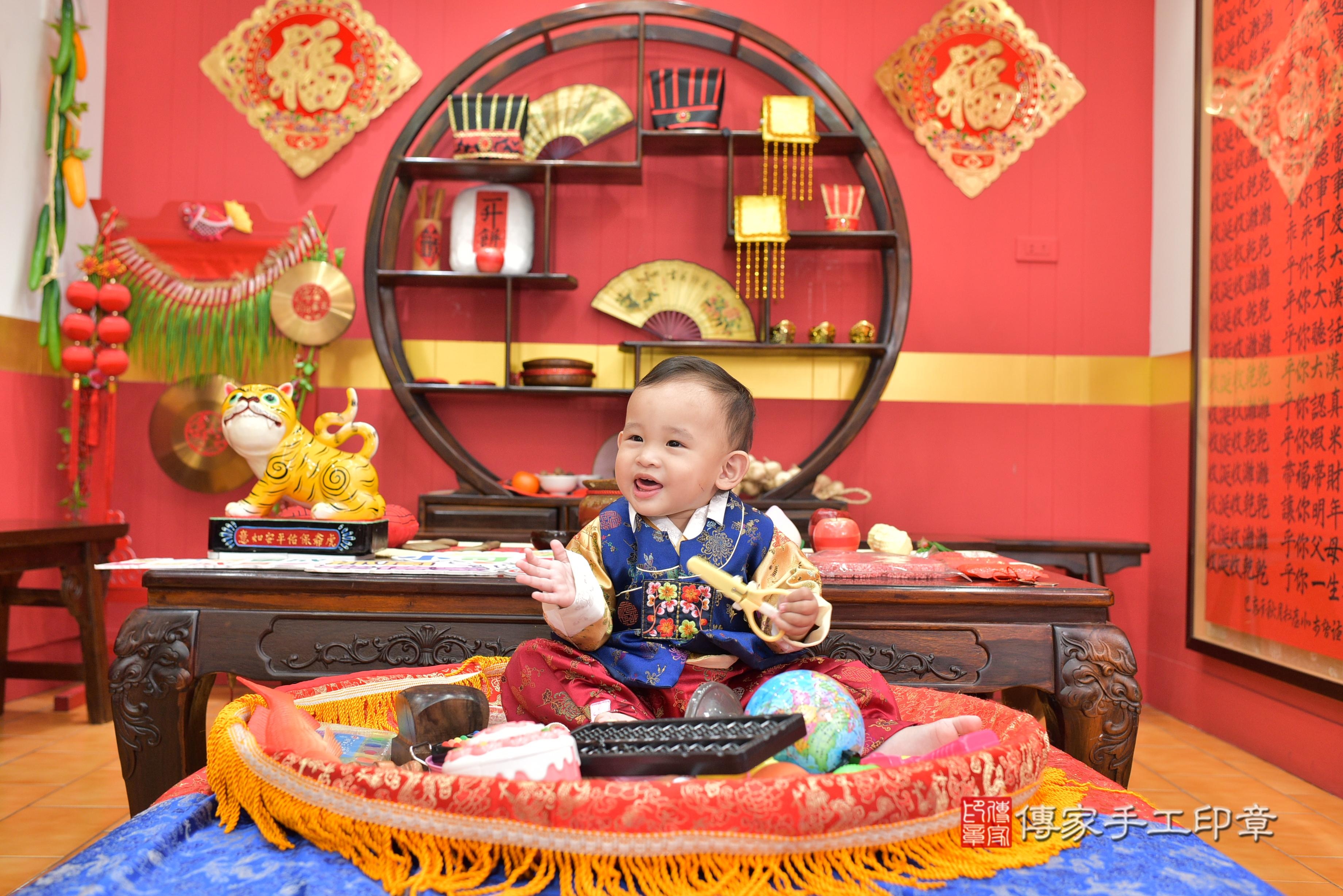 傳家手工印章桃園店、抓周、度脺、美式風會場、傳家嬰兒古禮、吉祥話、抓周道具物品24種、拍照。抓周證書。寶寶抓周、滿周歲、生日快樂、祝福 傳家手工印章桃園店、抓周、度脺、美式風會場、傳家嬰兒古禮、吉祥話、抓周道具物品24種、拍照。抓周證書。寶寶抓周、滿周歲、生日快樂、祝福