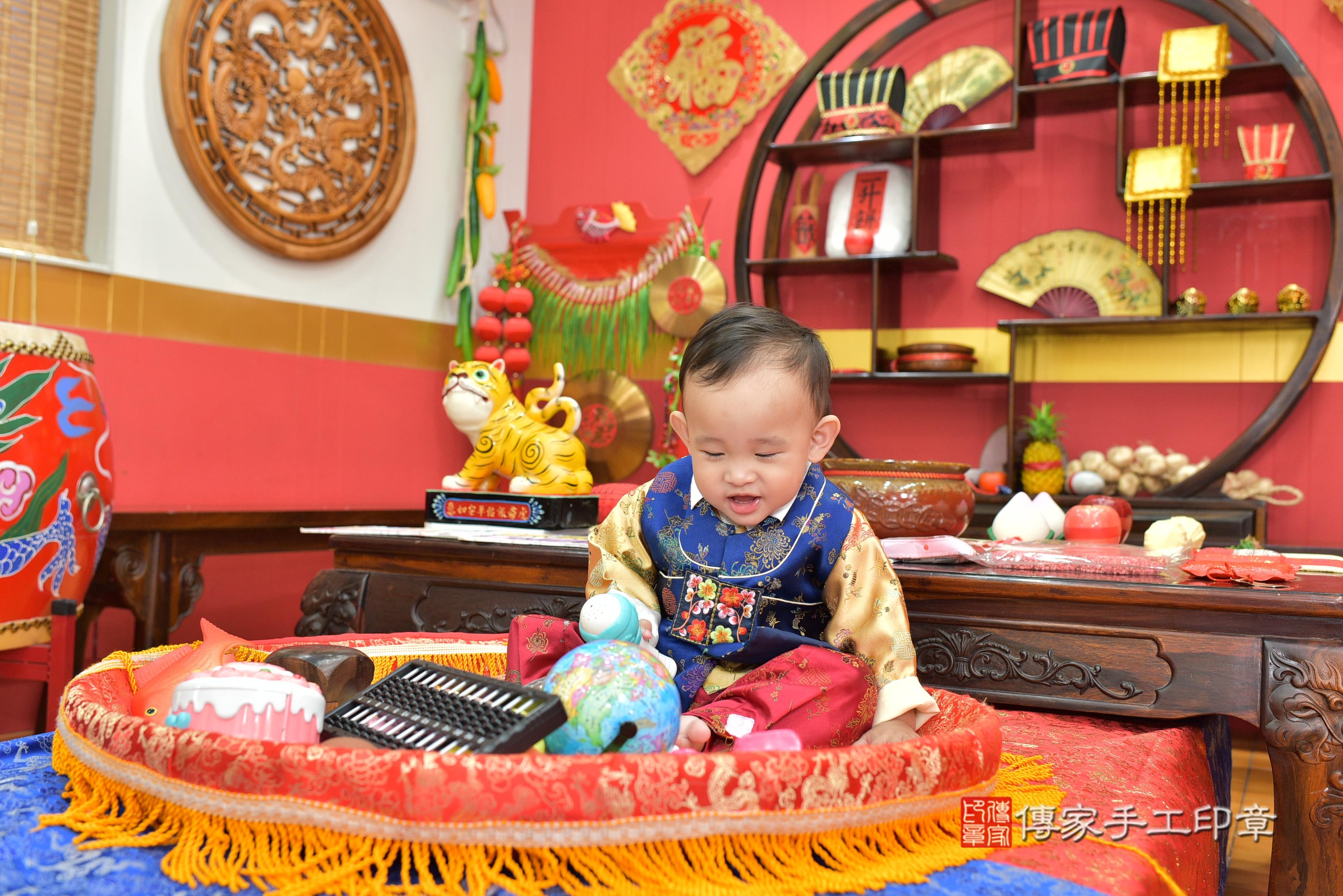 傳家手工印章桃園店、抓周、度脺、美式風會場、傳家嬰兒古禮、吉祥話、抓周道具物品24種、拍照。抓周證書。寶寶抓周、滿周歲、生日快樂、祝福 傳家手工印章桃園店、抓周、度脺、美式風會場、傳家嬰兒古禮、吉祥話、抓周道具物品24種、拍照。抓周證書。寶寶抓周、滿周歲、生日快樂、祝福