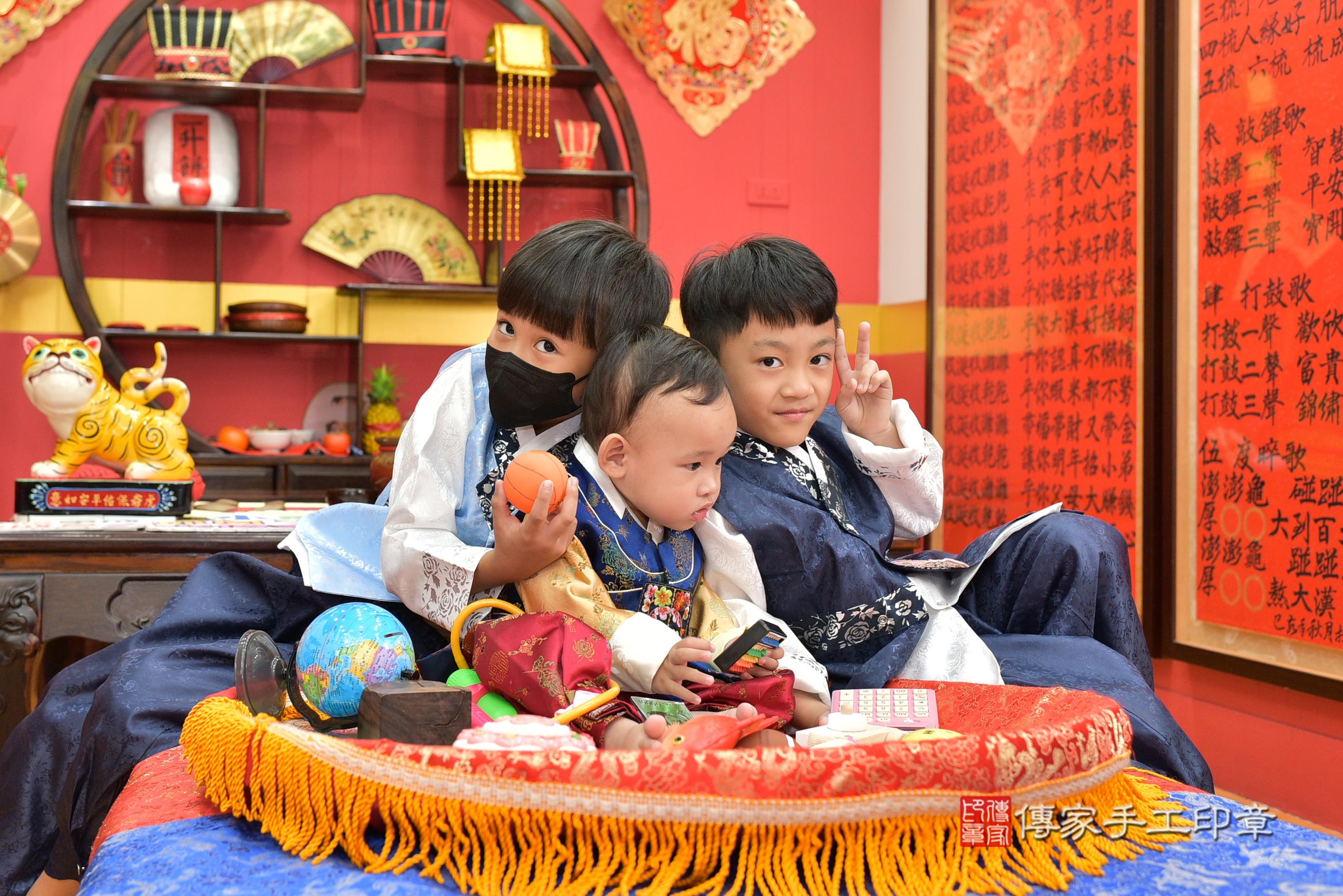 傳家手工印章桃園店、抓周、度脺、美式風會場、傳家嬰兒古禮、吉祥話、抓周道具物品24種、拍照。抓周證書。寶寶抓周、滿周歲、生日快樂、祝福 傳家手工印章桃園店、抓周、度脺、美式風會場、傳家嬰兒古禮、吉祥話、抓周道具物品24種、拍照。抓周證書。寶寶抓周、滿周歲、生日快樂、祝福