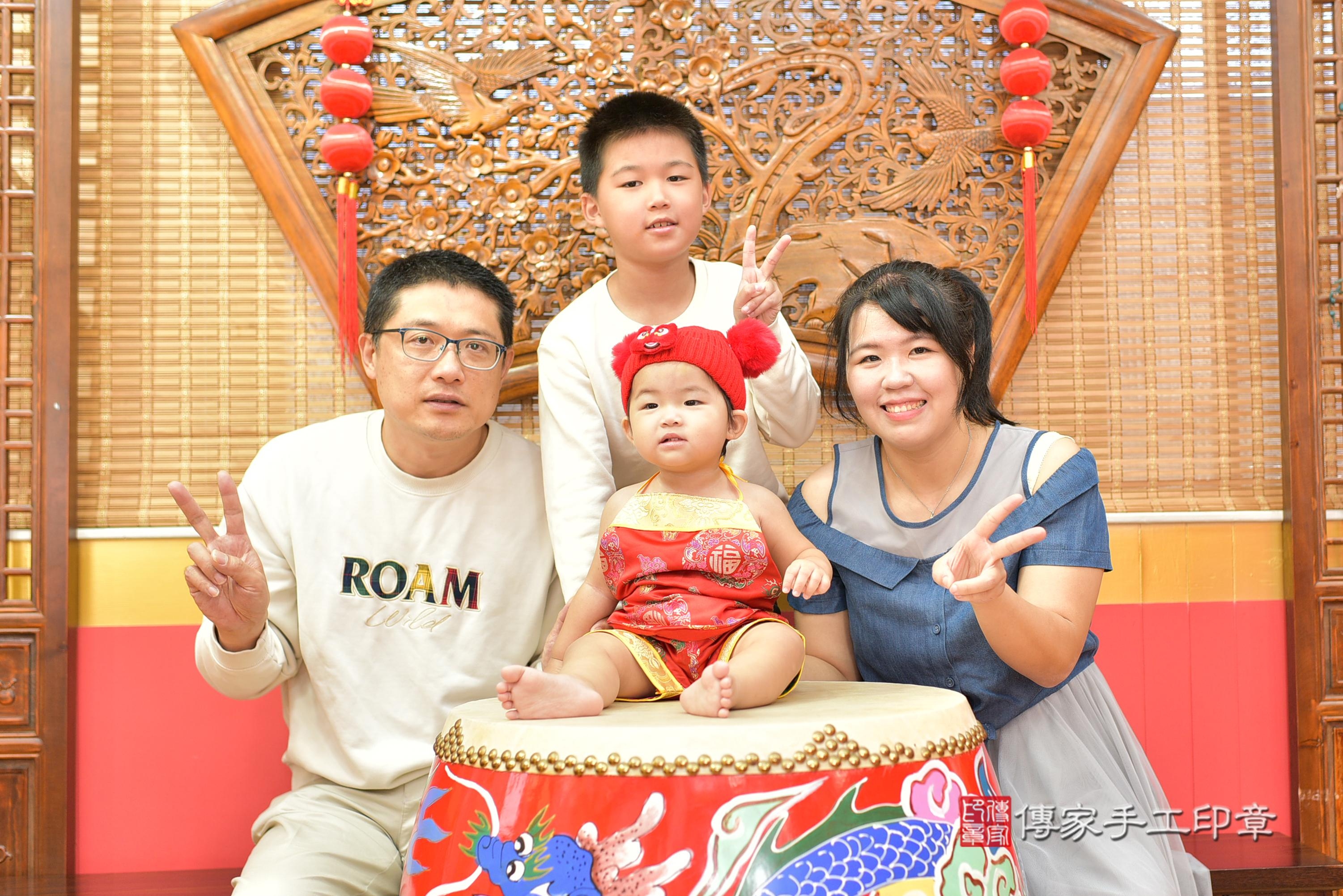 傳家手工印章桃園店、抓周、度脺、美式風會場、傳家嬰兒古禮、吉祥話、抓周道具物品24種、拍照。抓周證書。寶寶抓周、滿周歲、生日快樂、祝福 傳家手工印章桃園店、抓周、度脺、美式風會場、傳家嬰兒古禮、吉祥話、抓周道具物品24種、拍照。抓周證書。寶寶抓周、滿周歲、生日快樂、祝福