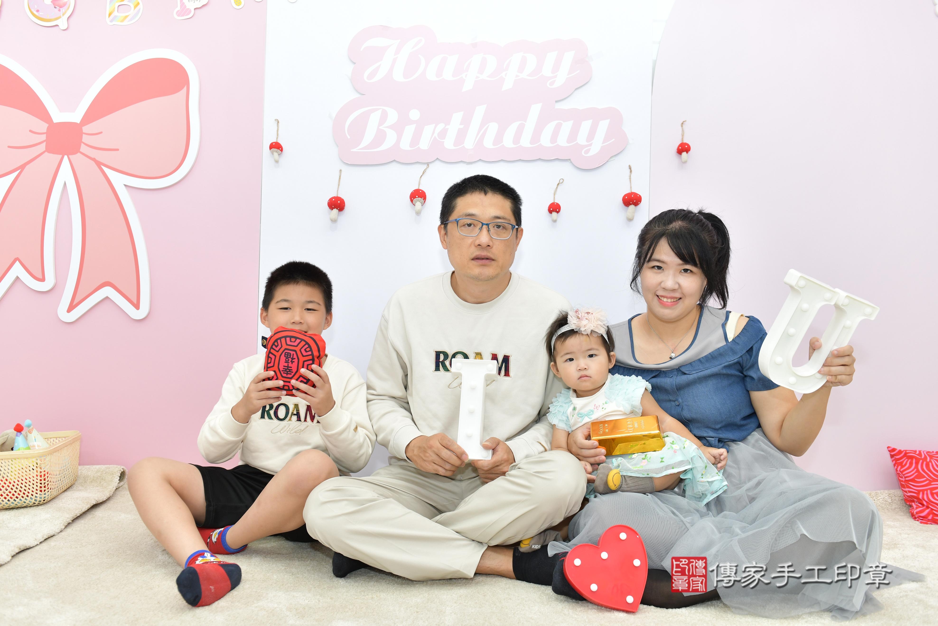 傳家手工印章桃園店、抓周、度脺、美式風會場、傳家嬰兒古禮、吉祥話、抓周道具物品24種、拍照。抓周證書。寶寶抓周、滿周歲、生日快樂、祝福 傳家手工印章桃園店、抓周、度脺、美式風會場、傳家嬰兒古禮、吉祥話、抓周道具物品24種、拍照。抓周證書。寶寶抓周、滿周歲、生日快樂、祝福