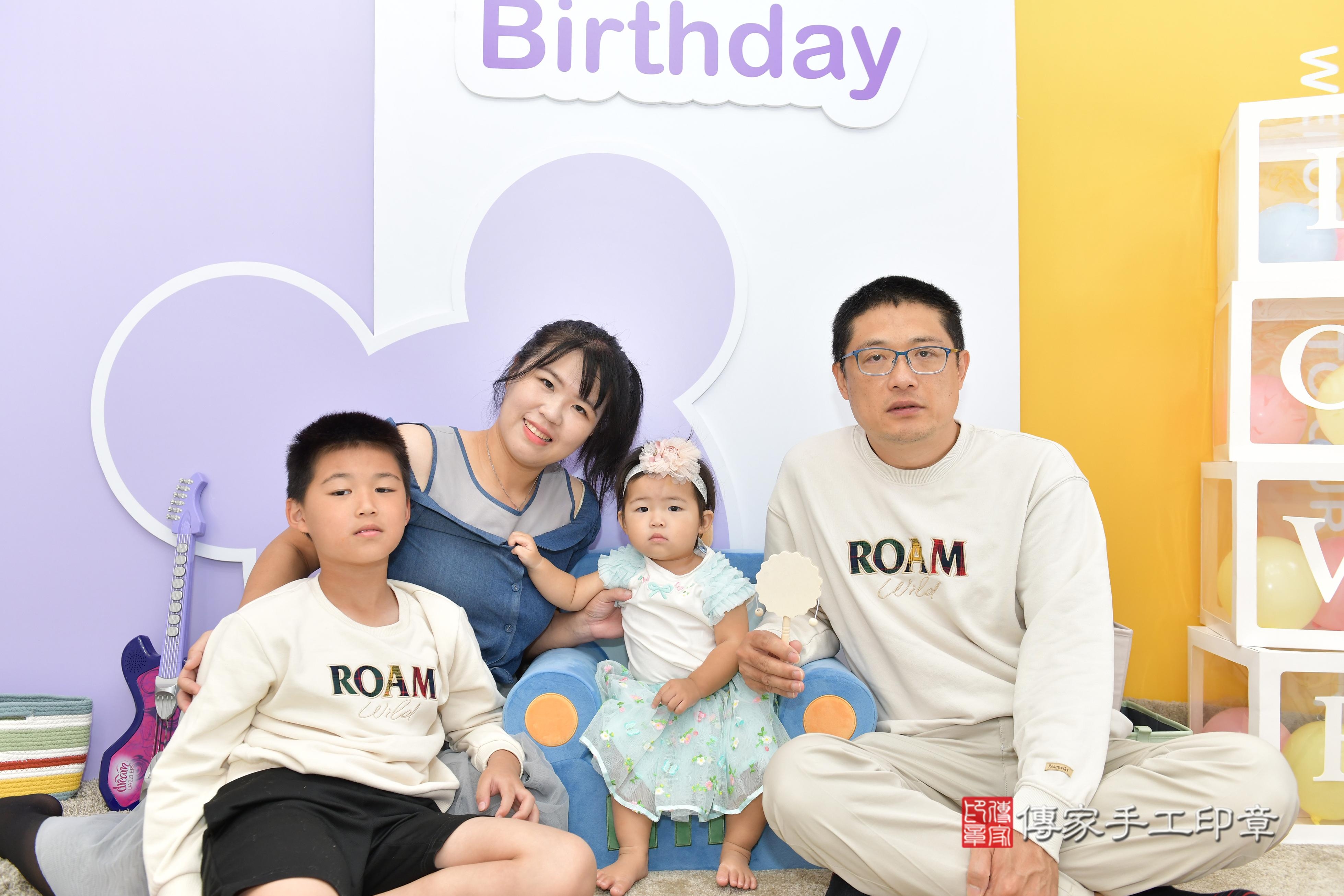 傳家手工印章桃園店、抓周、度脺、美式風會場、傳家嬰兒古禮、吉祥話、抓周道具物品24種、拍照。抓周證書。寶寶抓周、滿周歲、生日快樂、祝福 傳家手工印章桃園店、抓周、度脺、美式風會場、傳家嬰兒古禮、吉祥話、抓周道具物品24種、拍照。抓周證書。寶寶抓周、滿周歲、生日快樂、祝福