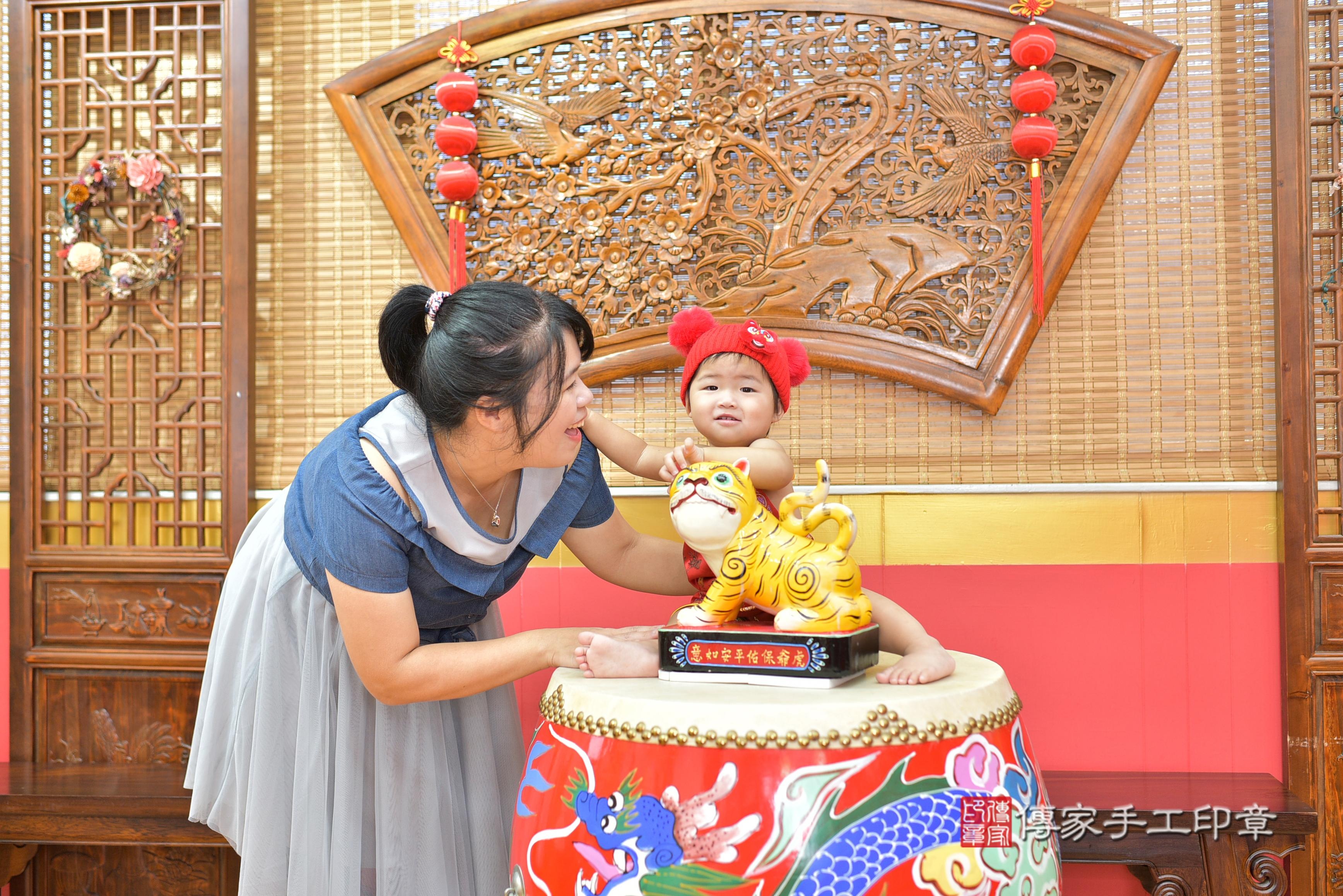 傳家手工印章桃園店、抓周、度脺、美式風會場、傳家嬰兒古禮、吉祥話、抓周道具物品24種、拍照。抓周證書。寶寶抓周、滿周歲、生日快樂、祝福 傳家手工印章桃園店、抓周、度脺、美式風會場、傳家嬰兒古禮、吉祥話、抓周道具物品24種、拍照。抓周證書。寶寶抓周、滿周歲、生日快樂、祝福