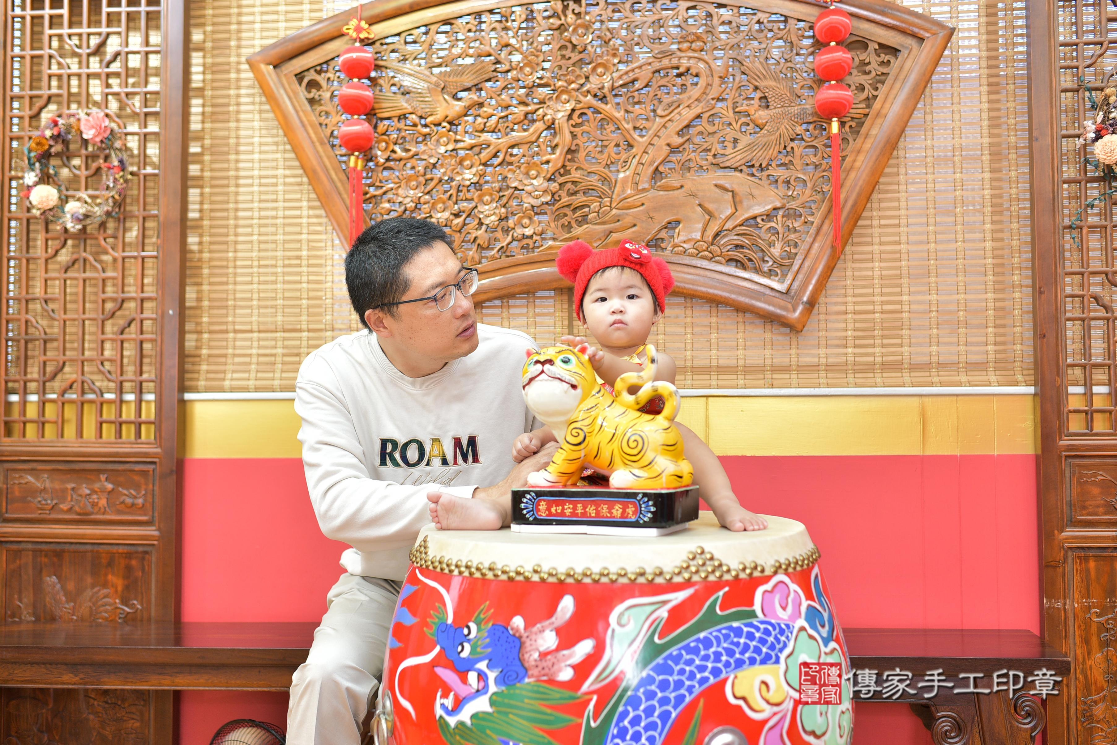 傳家手工印章桃園店、抓周、度脺、美式風會場、傳家嬰兒古禮、吉祥話、抓周道具物品24種、拍照。抓周證書。寶寶抓周、滿周歲、生日快樂、祝福 傳家手工印章桃園店、抓周、度脺、美式風會場、傳家嬰兒古禮、吉祥話、抓周道具物品24種、拍照。抓周證書。寶寶抓周、滿周歲、生日快樂、祝福