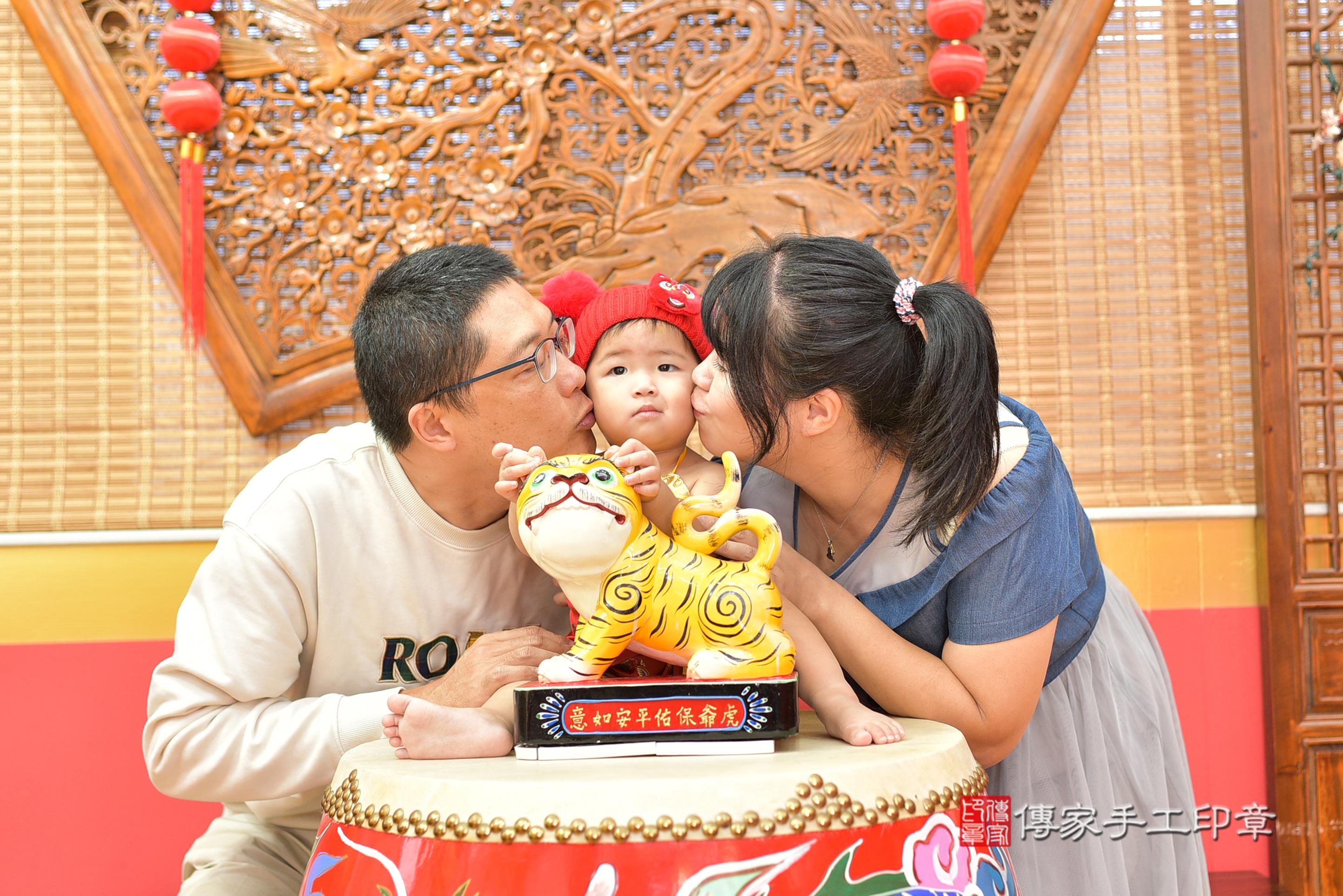 傳家手工印章桃園店、抓周、度脺、美式風會場、傳家嬰兒古禮、吉祥話、抓周道具物品24種、拍照。抓周證書。寶寶抓周、滿周歲、生日快樂、祝福 傳家手工印章桃園店、抓周、度脺、美式風會場、傳家嬰兒古禮、吉祥話、抓周道具物品24種、拍照。抓周證書。寶寶抓周、滿周歲、生日快樂、祝福