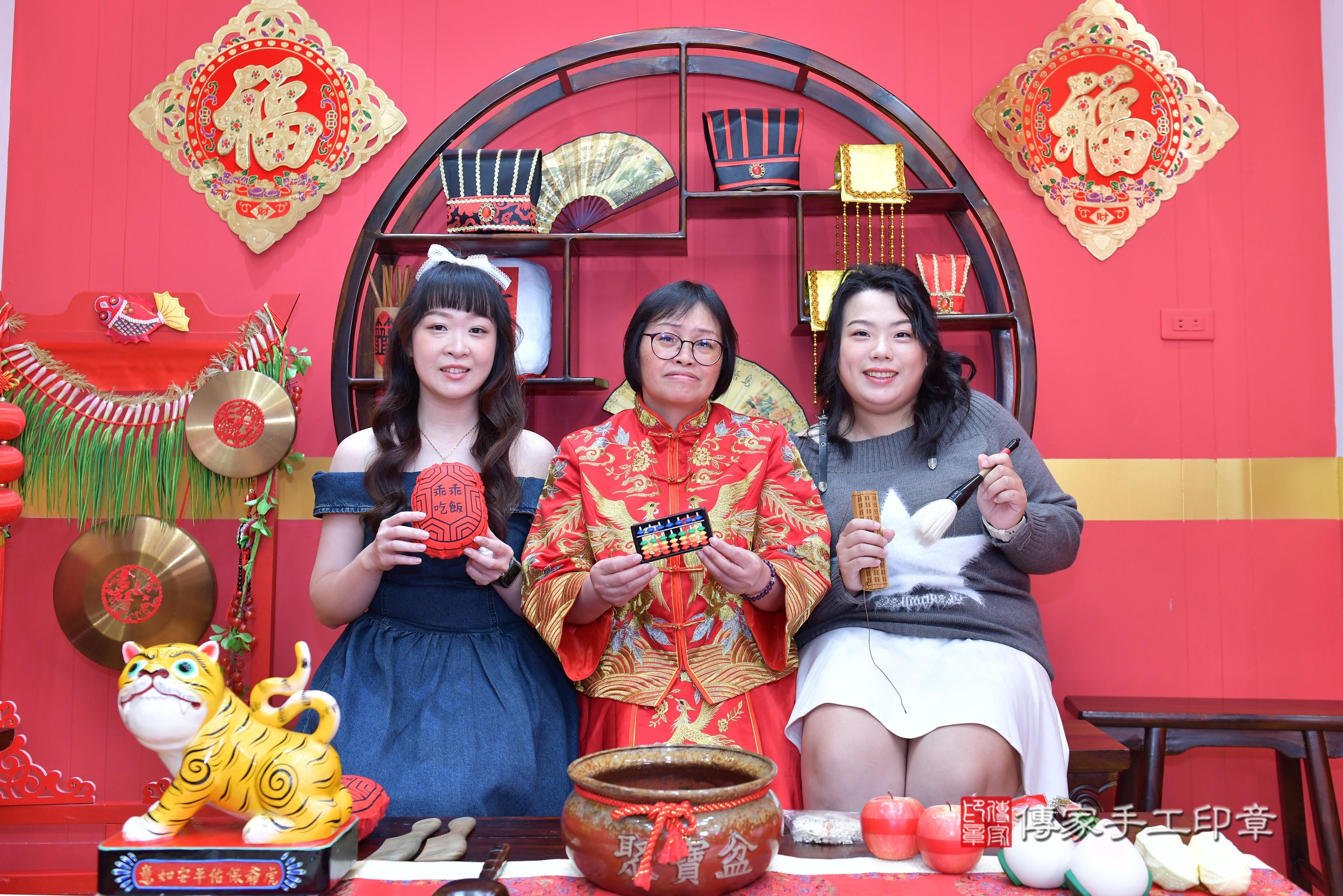 傳家手工印章桃園店、抓周、度脺、美式風會場、傳家嬰兒古禮、吉祥話、抓周道具物品24種、拍照。抓周證書。寶寶抓周、滿周歲、生日快樂、祝福 傳家手工印章桃園店、抓周、度脺、美式風會場、傳家嬰兒古禮、吉祥話、抓周道具物品24種、拍照。抓周證書。寶寶抓周、滿周歲、生日快樂、祝福