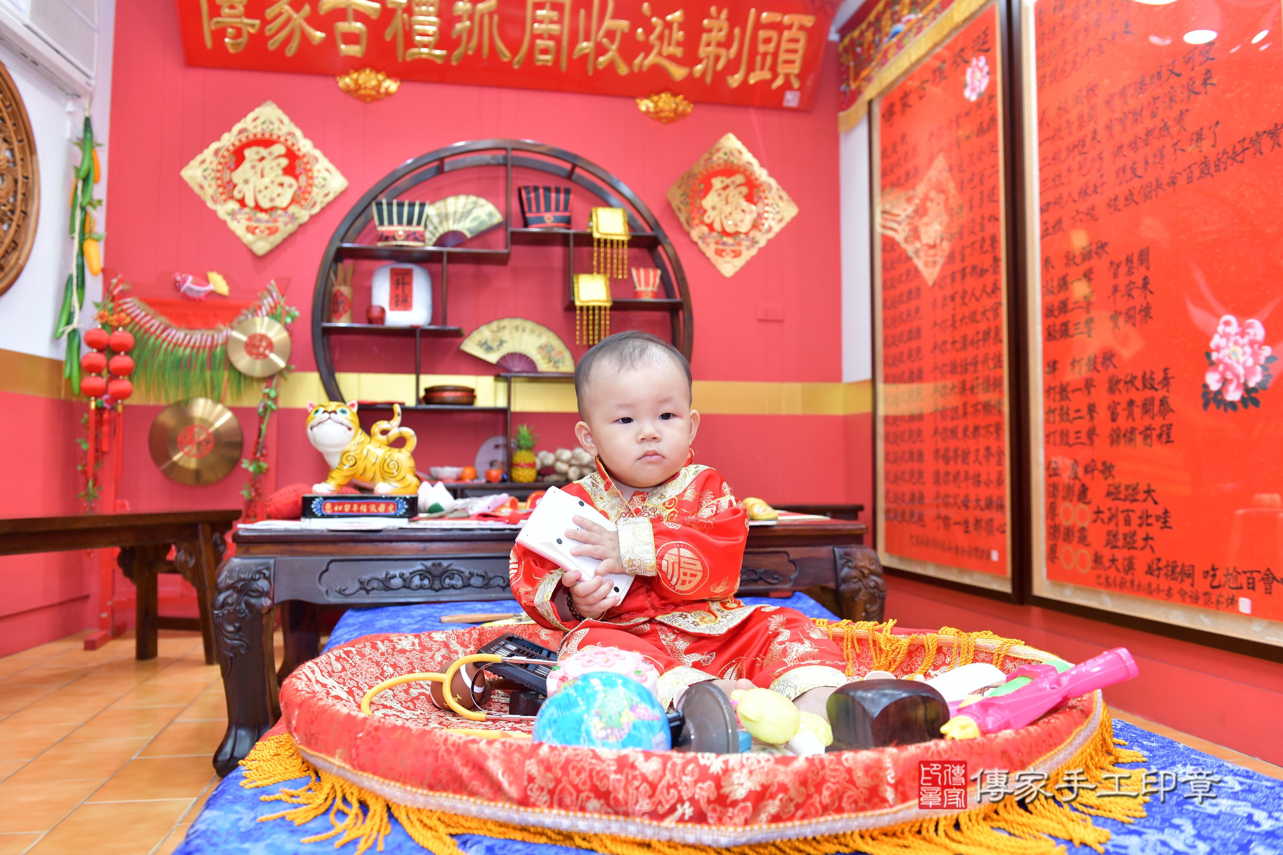 傳家手工印章桃園店、抓周、度脺、美式風會場、傳家嬰兒古禮、吉祥話、抓周道具物品24種、拍照。抓周證書。寶寶抓周、滿周歲、生日快樂、祝福 傳家手工印章桃園店、抓周、度脺、美式風會場、傳家嬰兒古禮、吉祥話、抓周道具物品24種、拍照。抓周證書。寶寶抓周、滿周歲、生日快樂、祝福