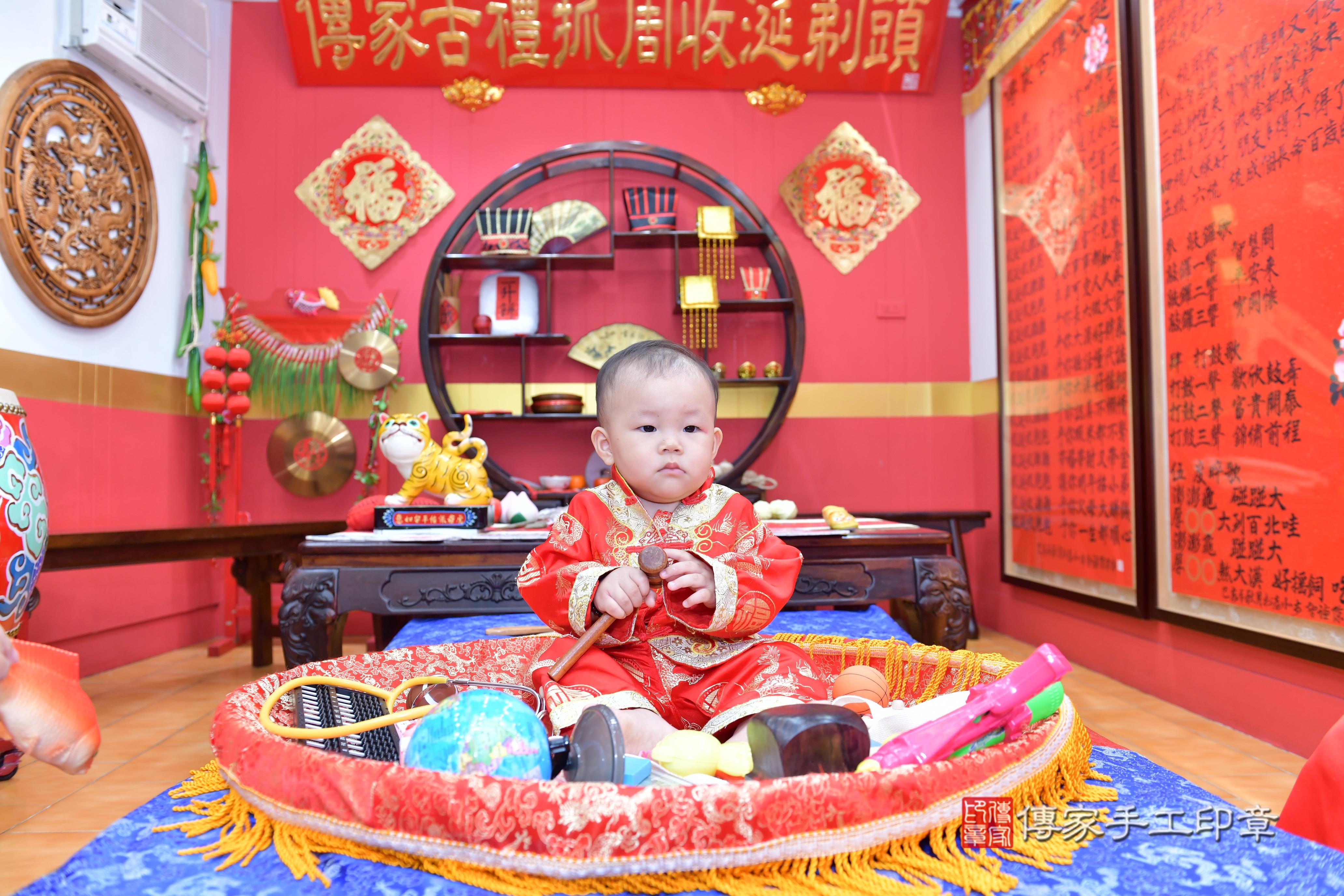 傳家手工印章桃園店、抓周、度脺、美式風會場、傳家嬰兒古禮、吉祥話、抓周道具物品24種、拍照。抓周證書。寶寶抓周、滿周歲、生日快樂、祝福 傳家手工印章桃園店、抓周、度脺、美式風會場、傳家嬰兒古禮、吉祥話、抓周道具物品24種、拍照。抓周證書。寶寶抓周、滿周歲、生日快樂、祝福