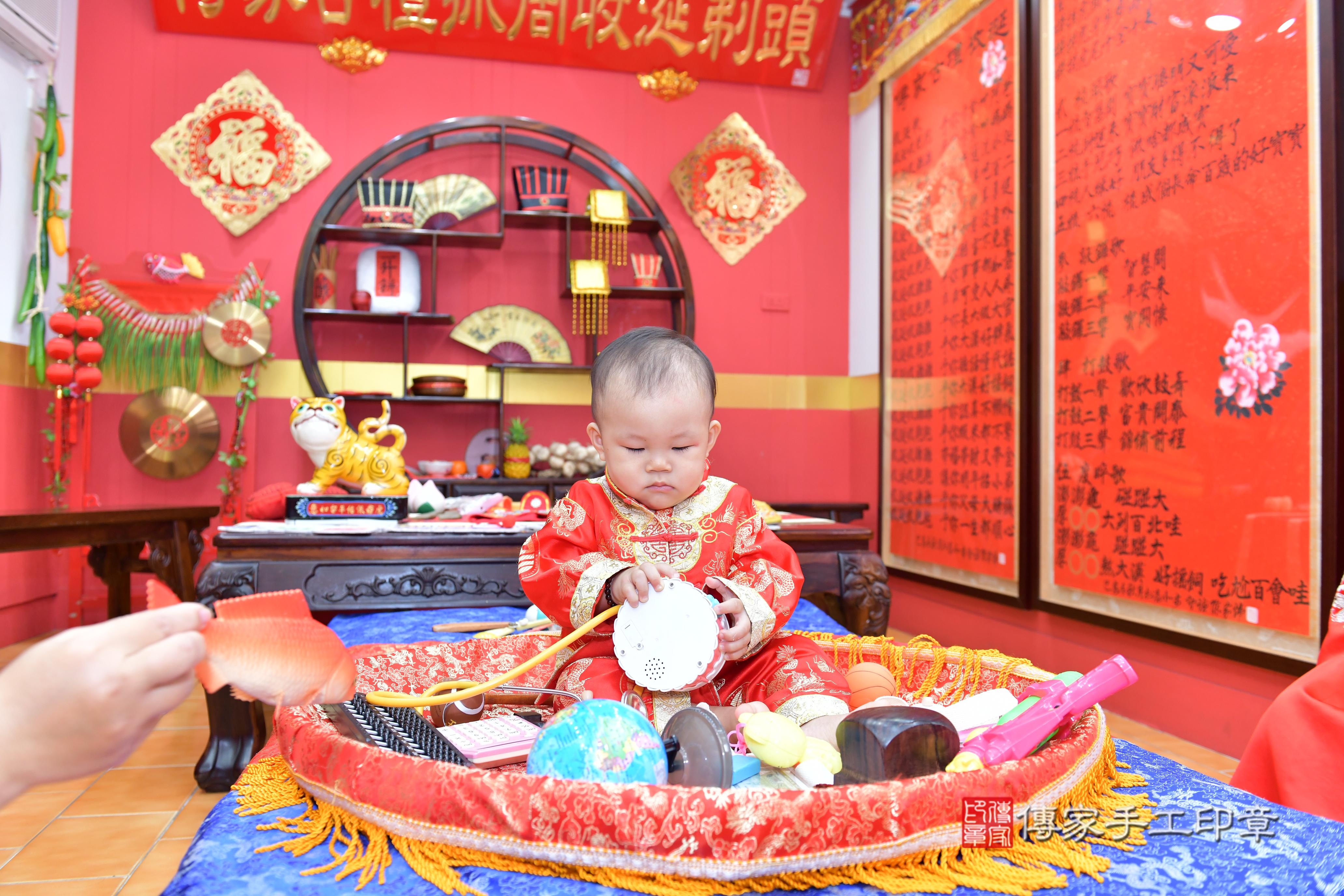 傳家手工印章桃園店、抓周、度脺、美式風會場、傳家嬰兒古禮、吉祥話、抓周道具物品24種、拍照。抓周證書。寶寶抓周、滿周歲、生日快樂、祝福 傳家手工印章桃園店、抓周、度脺、美式風會場、傳家嬰兒古禮、吉祥話、抓周道具物品24種、拍照。抓周證書。寶寶抓周、滿周歲、生日快樂、祝福