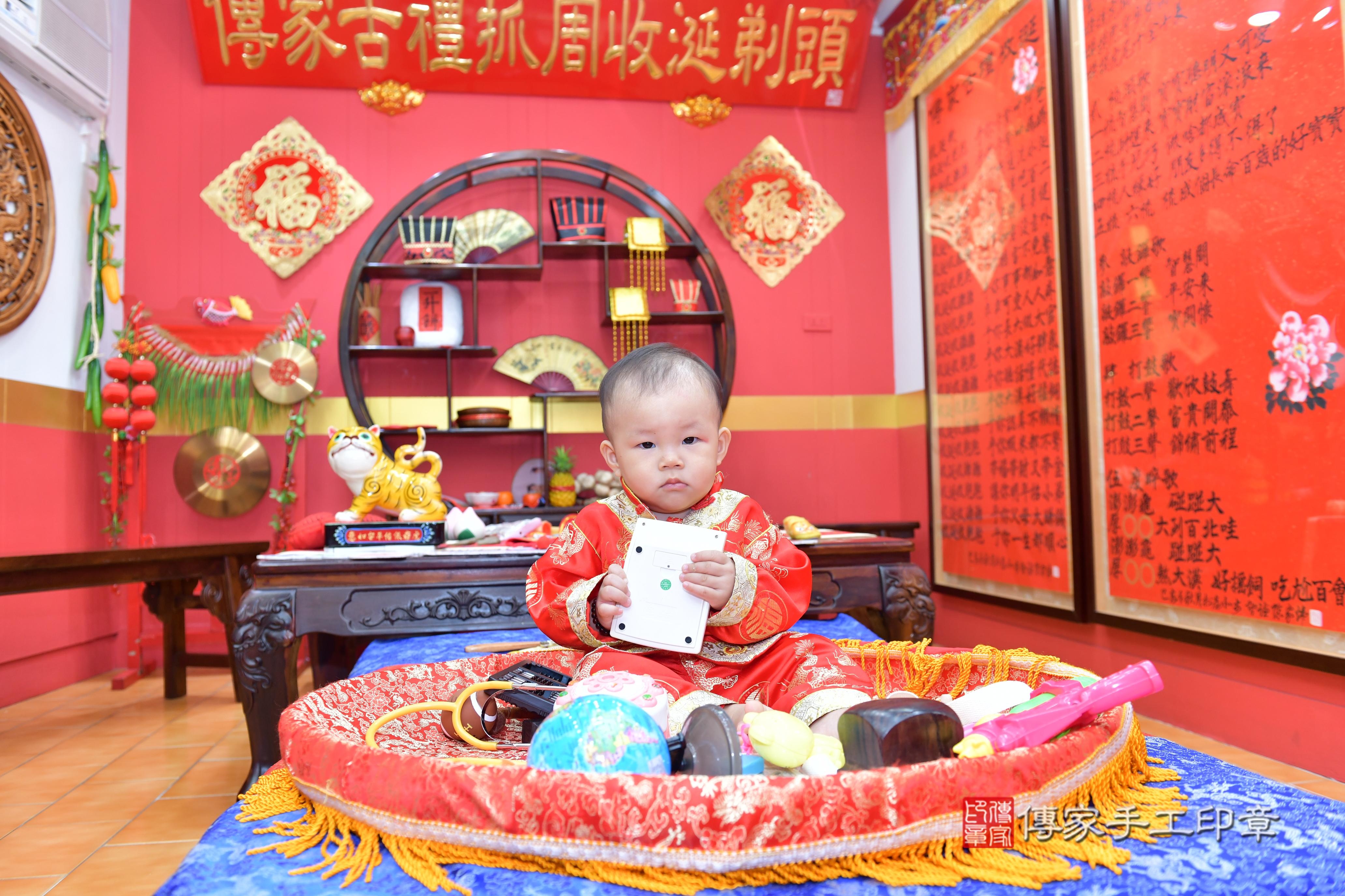 傳家手工印章桃園店、抓周、度脺、美式風會場、傳家嬰兒古禮、吉祥話、抓周道具物品24種、拍照。抓周證書。寶寶抓周、滿周歲、生日快樂、祝福 傳家手工印章桃園店、抓周、度脺、美式風會場、傳家嬰兒古禮、吉祥話、抓周道具物品24種、拍照。抓周證書。寶寶抓周、滿周歲、生日快樂、祝福