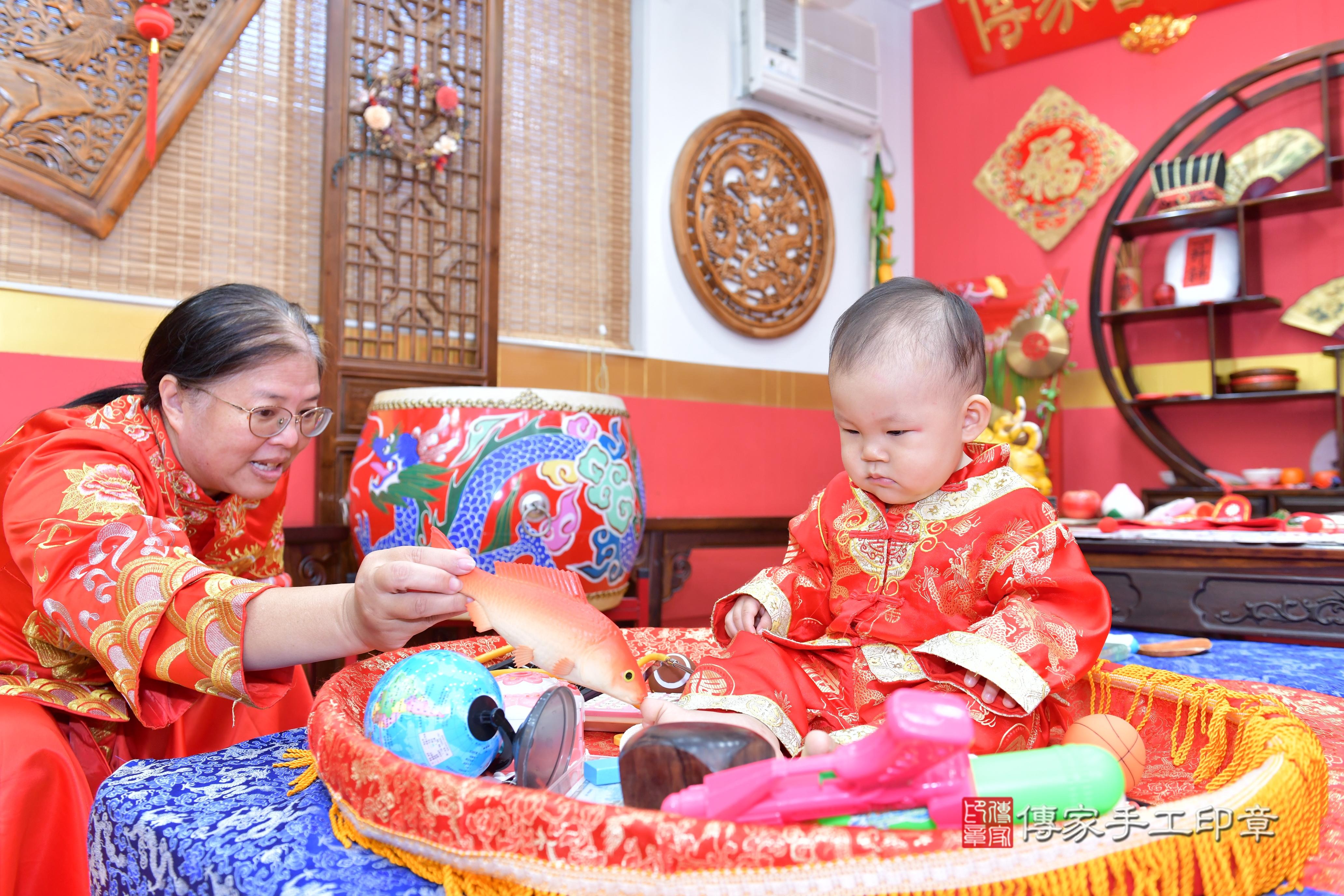 傳家手工印章桃園店、抓周、度脺、美式風會場、傳家嬰兒古禮、吉祥話、抓周道具物品24種、拍照。抓周證書。寶寶抓周、滿周歲、生日快樂、祝福 傳家手工印章桃園店、抓周、度脺、美式風會場、傳家嬰兒古禮、吉祥話、抓周道具物品24種、拍照。抓周證書。寶寶抓周、滿周歲、生日快樂、祝福