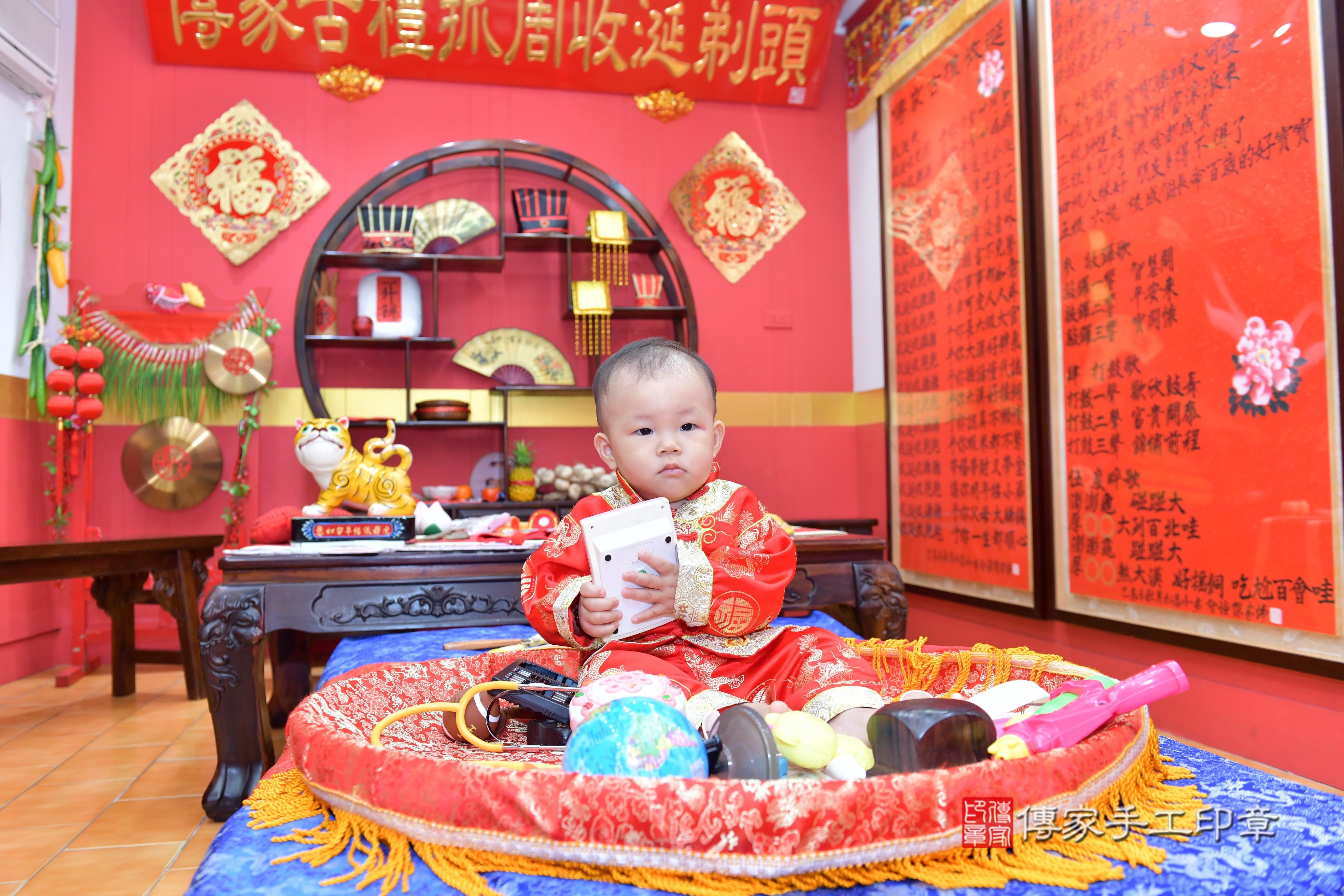 傳家手工印章桃園店、抓周、度脺、美式風會場、傳家嬰兒古禮、吉祥話、抓周道具物品24種、拍照。抓周證書。寶寶抓周、滿周歲、生日快樂、祝福 傳家手工印章桃園店、抓周、度脺、美式風會場、傳家嬰兒古禮、吉祥話、抓周道具物品24種、拍照。抓周證書。寶寶抓周、滿周歲、生日快樂、祝福