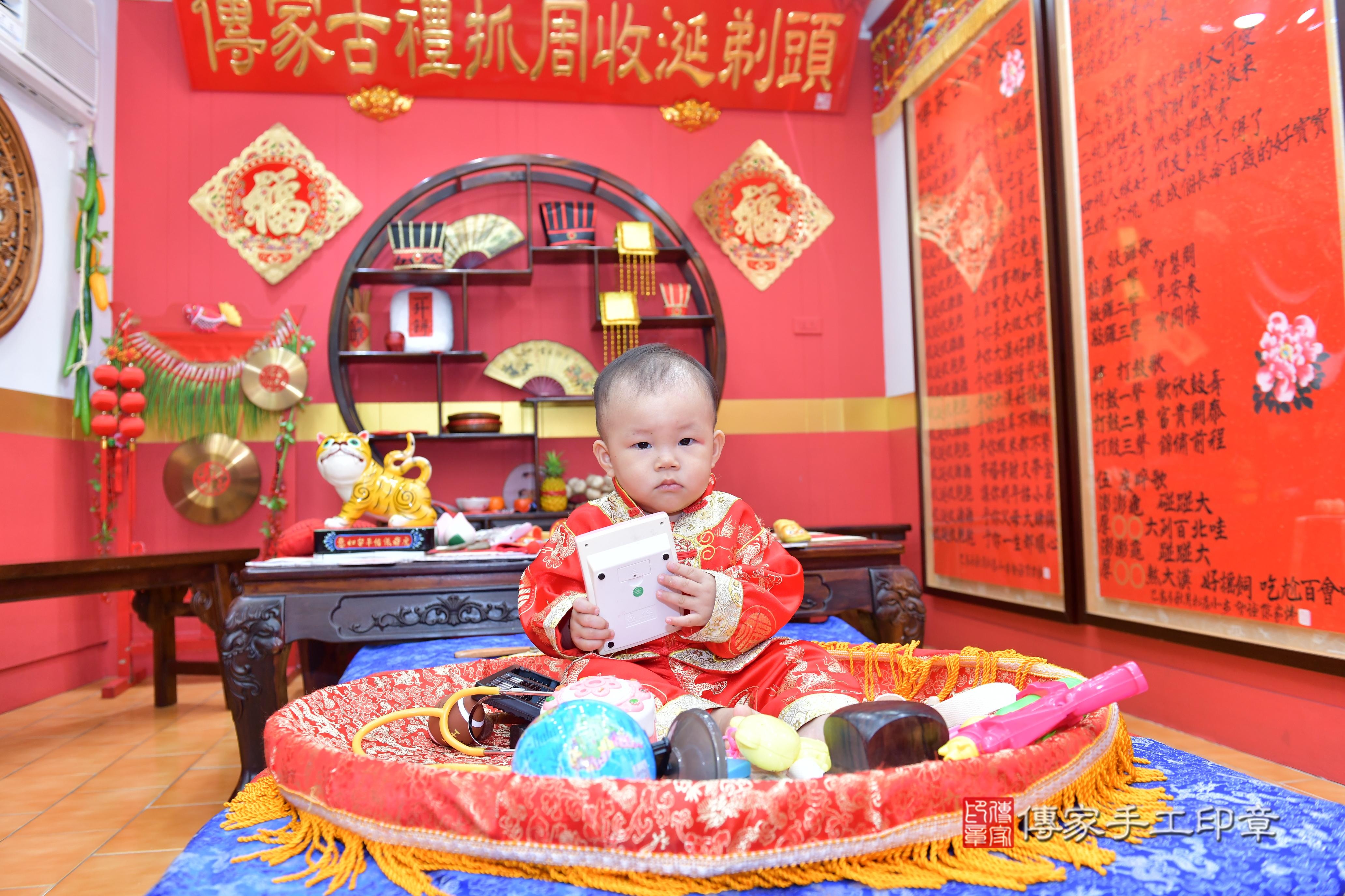 傳家手工印章桃園店、抓周、度脺、美式風會場、傳家嬰兒古禮、吉祥話、抓周道具物品24種、拍照。抓周證書。寶寶抓周、滿周歲、生日快樂、祝福 傳家手工印章桃園店、抓周、度脺、美式風會場、傳家嬰兒古禮、吉祥話、抓周道具物品24種、拍照。抓周證書。寶寶抓周、滿周歲、生日快樂、祝福