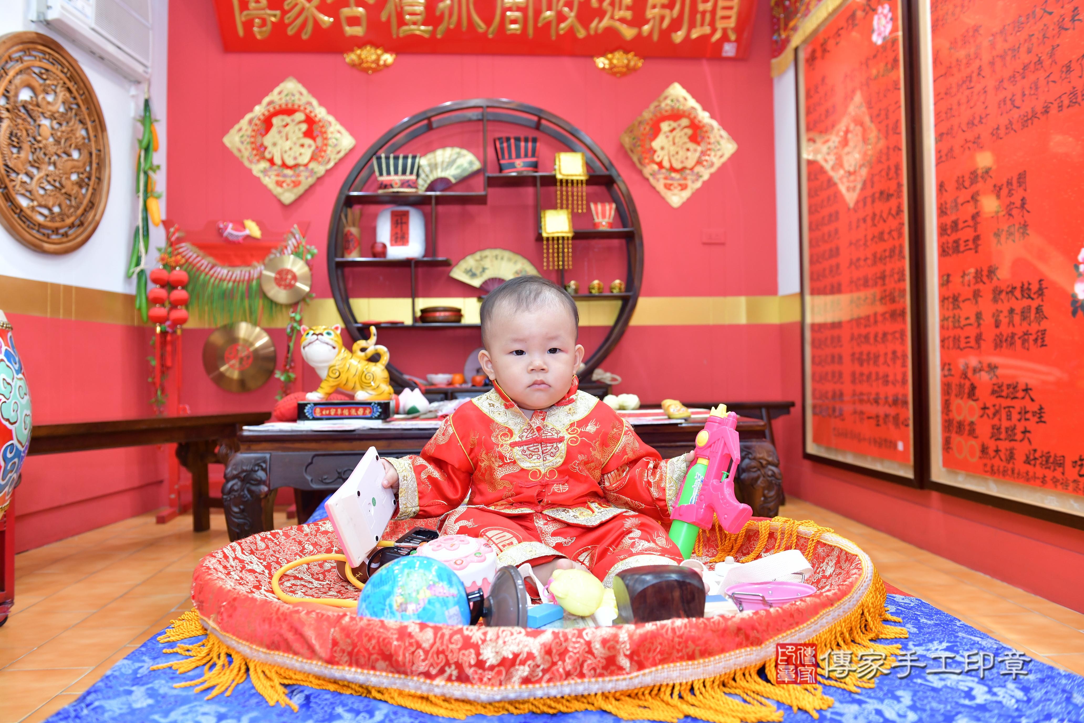 傳家手工印章桃園店、抓周、度脺、美式風會場、傳家嬰兒古禮、吉祥話、抓周道具物品24種、拍照。抓周證書。寶寶抓周、滿周歲、生日快樂、祝福 傳家手工印章桃園店、抓周、度脺、美式風會場、傳家嬰兒古禮、吉祥話、抓周道具物品24種、拍照。抓周證書。寶寶抓周、滿周歲、生日快樂、祝福