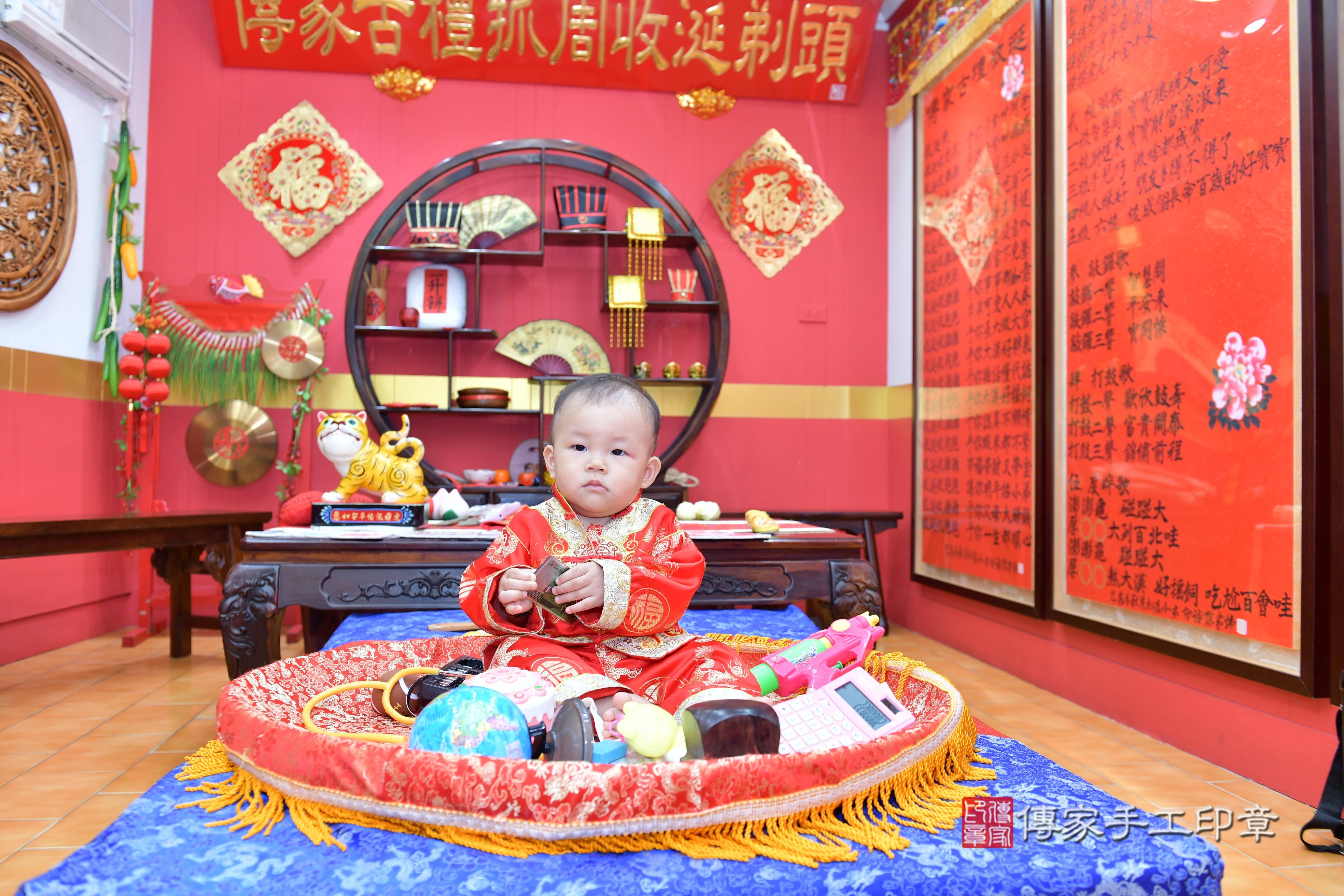 傳家手工印章桃園店、抓周、度脺、美式風會場、傳家嬰兒古禮、吉祥話、抓周道具物品24種、拍照。抓周證書。寶寶抓周、滿周歲、生日快樂、祝福 傳家手工印章桃園店、抓周、度脺、美式風會場、傳家嬰兒古禮、吉祥話、抓周道具物品24種、拍照。抓周證書。寶寶抓周、滿周歲、生日快樂、祝福