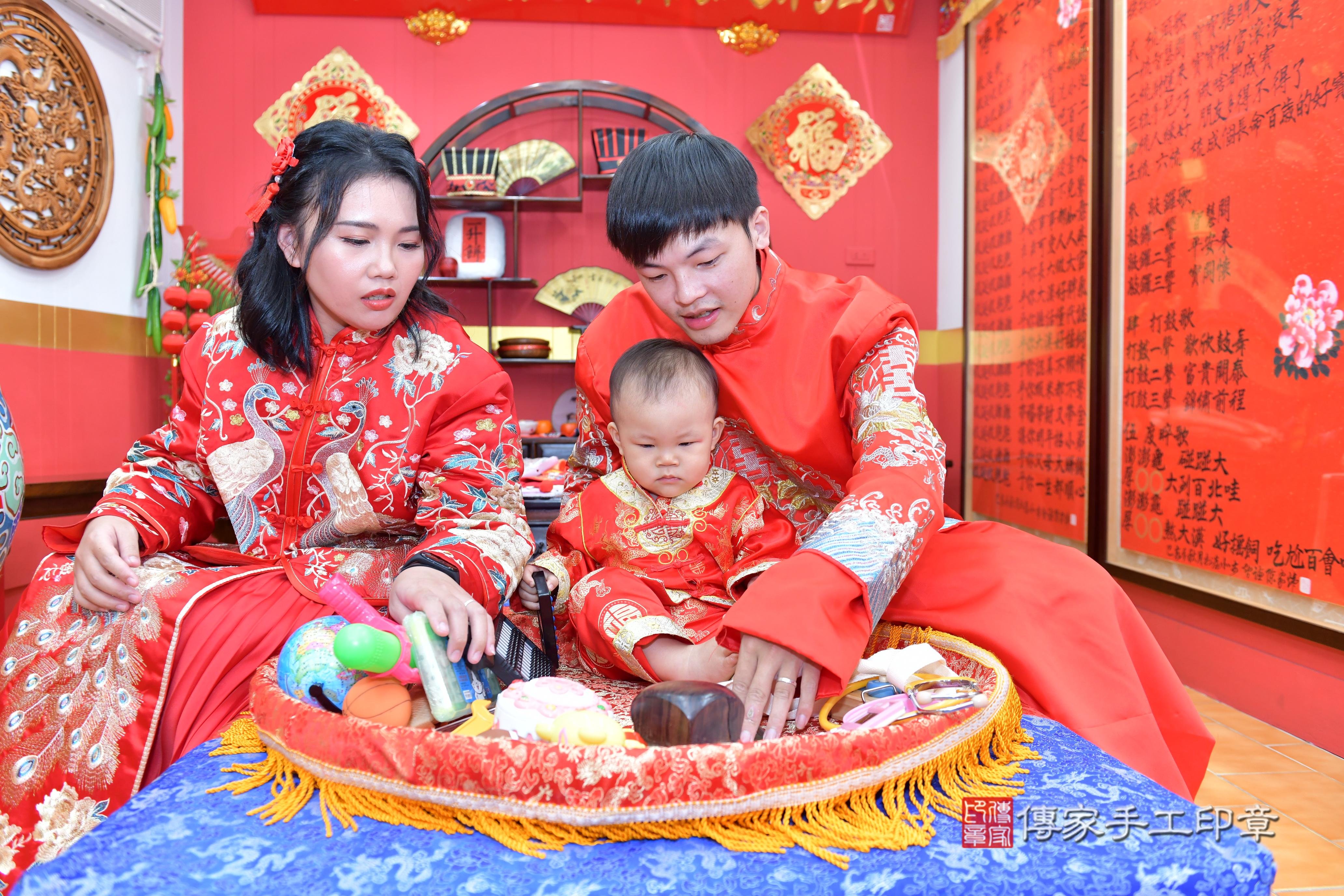 傳家手工印章桃園店、抓周、度脺、美式風會場、傳家嬰兒古禮、吉祥話、抓周道具物品24種、拍照。抓周證書。寶寶抓周、滿周歲、生日快樂、祝福 傳家手工印章桃園店、抓周、度脺、美式風會場、傳家嬰兒古禮、吉祥話、抓周道具物品24種、拍照。抓周證書。寶寶抓周、滿周歲、生日快樂、祝福