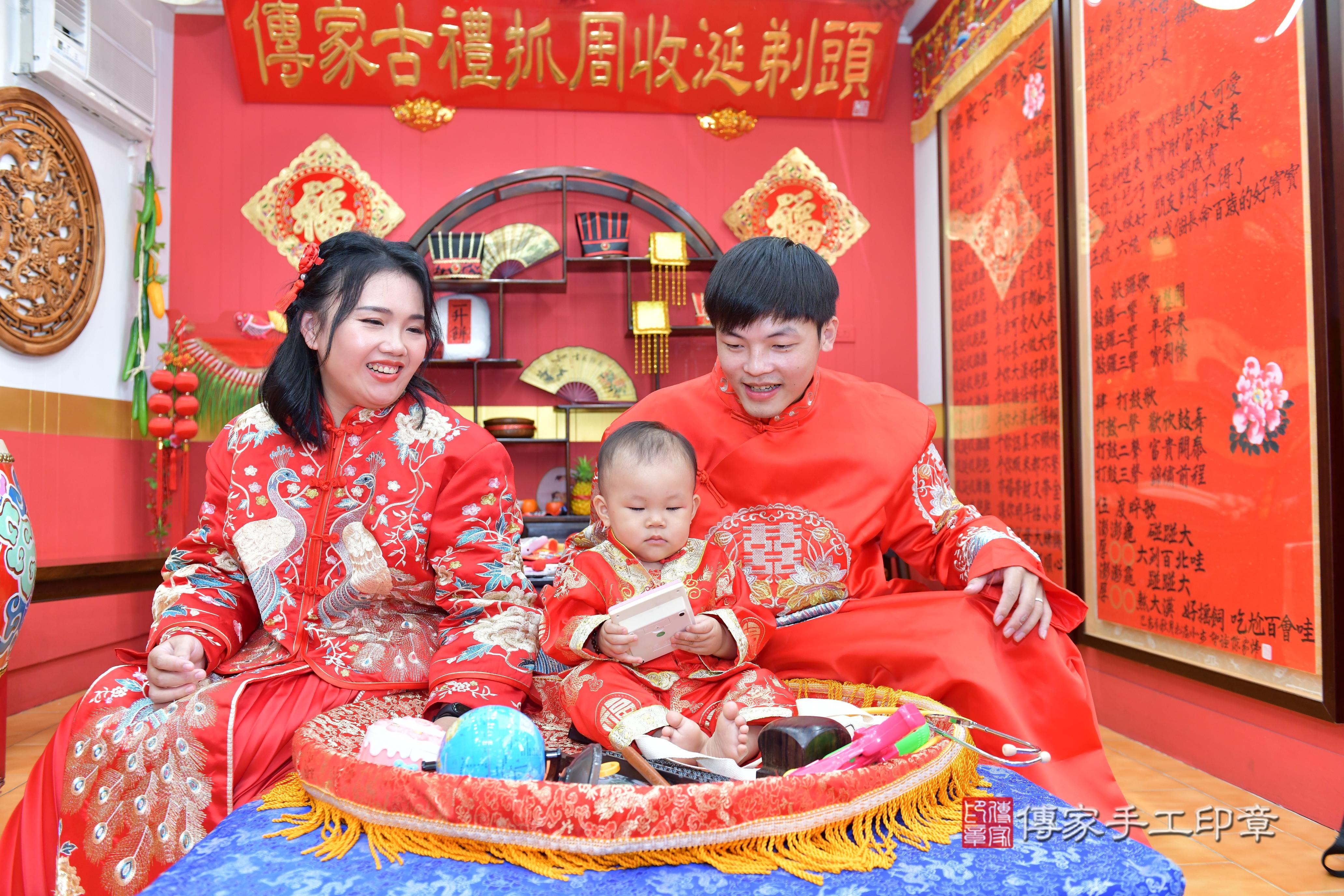 傳家手工印章桃園店、抓周、度脺、美式風會場、傳家嬰兒古禮、吉祥話、抓周道具物品24種、拍照。抓周證書。寶寶抓周、滿周歲、生日快樂、祝福 傳家手工印章桃園店、抓周、度脺、美式風會場、傳家嬰兒古禮、吉祥話、抓周道具物品24種、拍照。抓周證書。寶寶抓周、滿周歲、生日快樂、祝福