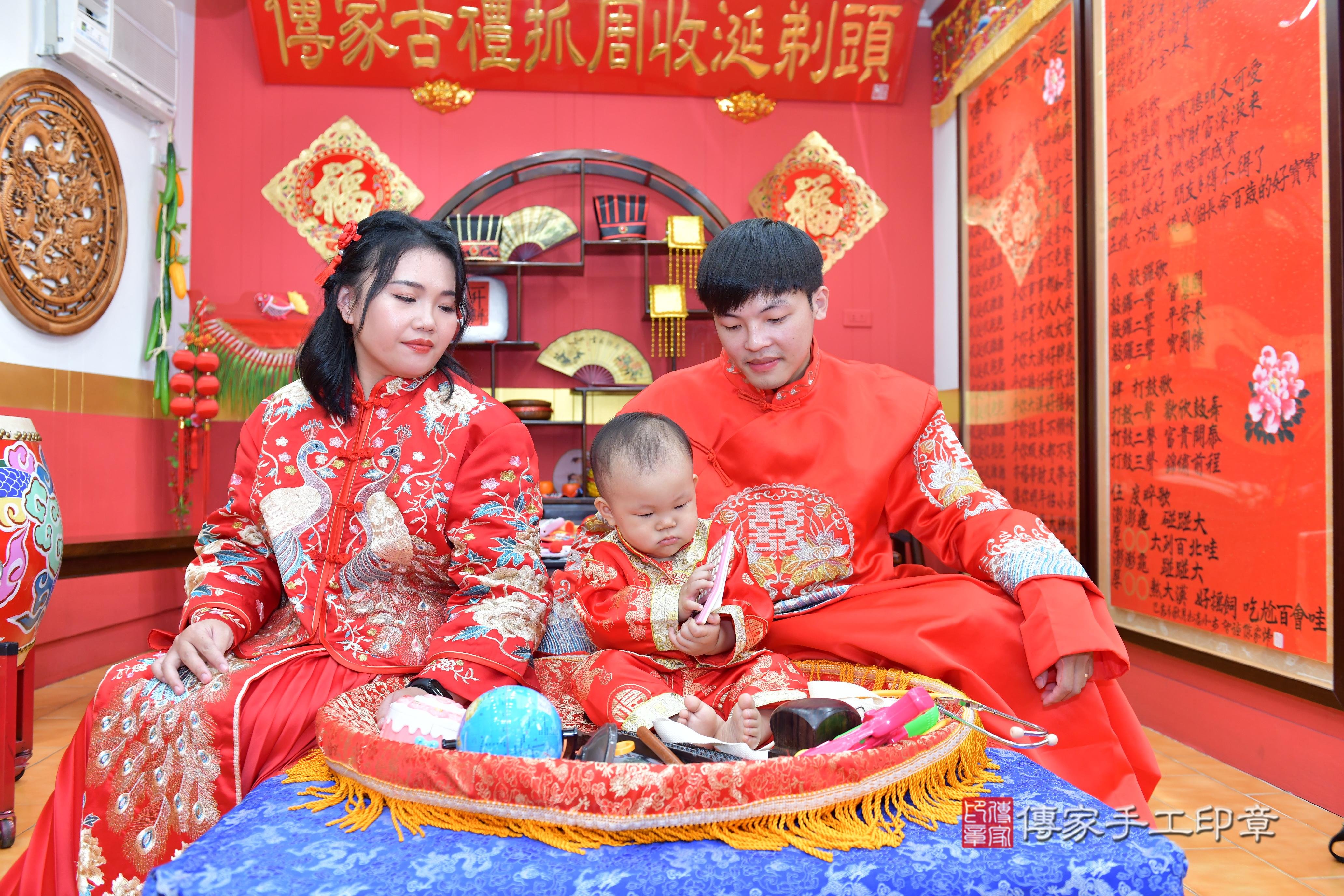 傳家手工印章桃園店、抓周、度脺、美式風會場、傳家嬰兒古禮、吉祥話、抓周道具物品24種、拍照。抓周證書。寶寶抓周、滿周歲、生日快樂、祝福 傳家手工印章桃園店、抓周、度脺、美式風會場、傳家嬰兒古禮、吉祥話、抓周道具物品24種、拍照。抓周證書。寶寶抓周、滿周歲、生日快樂、祝福