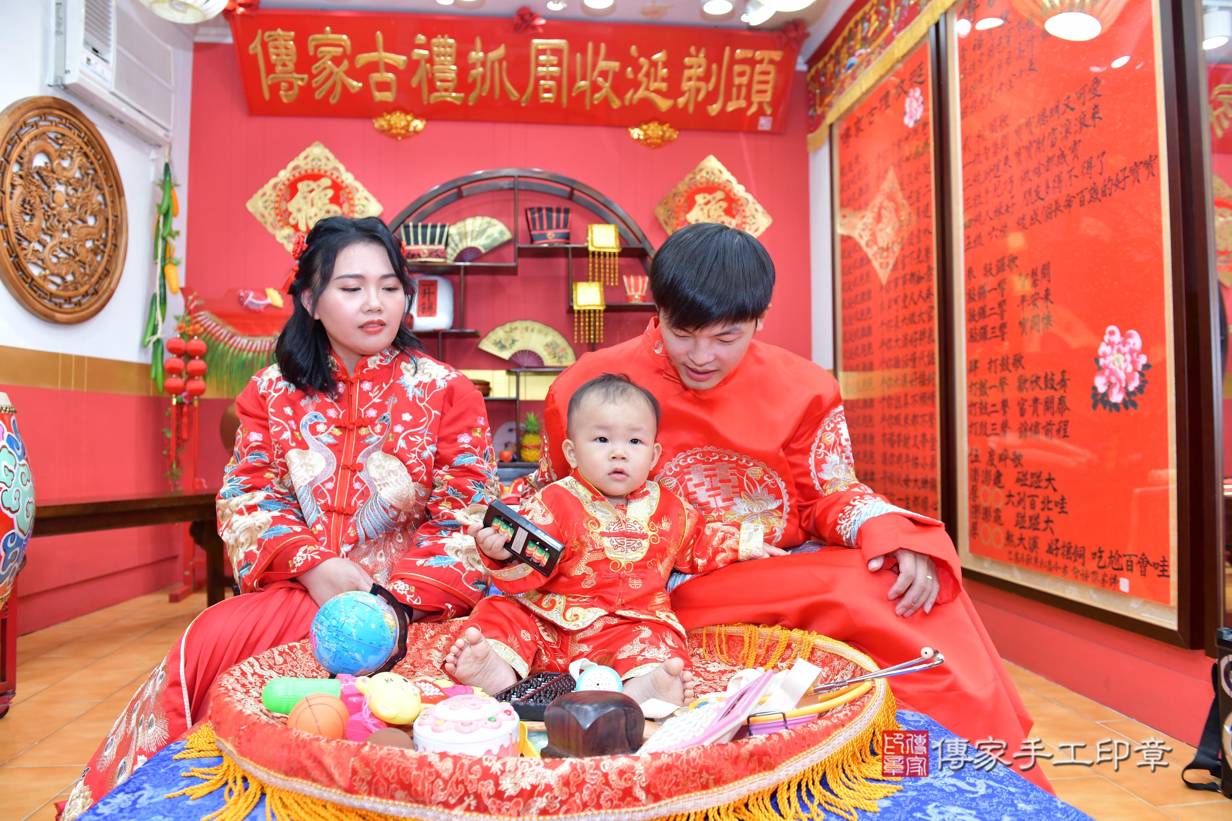 傳家手工印章桃園店、抓周、度脺、美式風會場、傳家嬰兒古禮、吉祥話、抓周道具物品24種、拍照。抓周證書。寶寶抓周、滿周歲、生日快樂、祝福 傳家手工印章桃園店、抓周、度脺、美式風會場、傳家嬰兒古禮、吉祥話、抓周道具物品24種、拍照。抓周證書。寶寶抓周、滿周歲、生日快樂、祝福