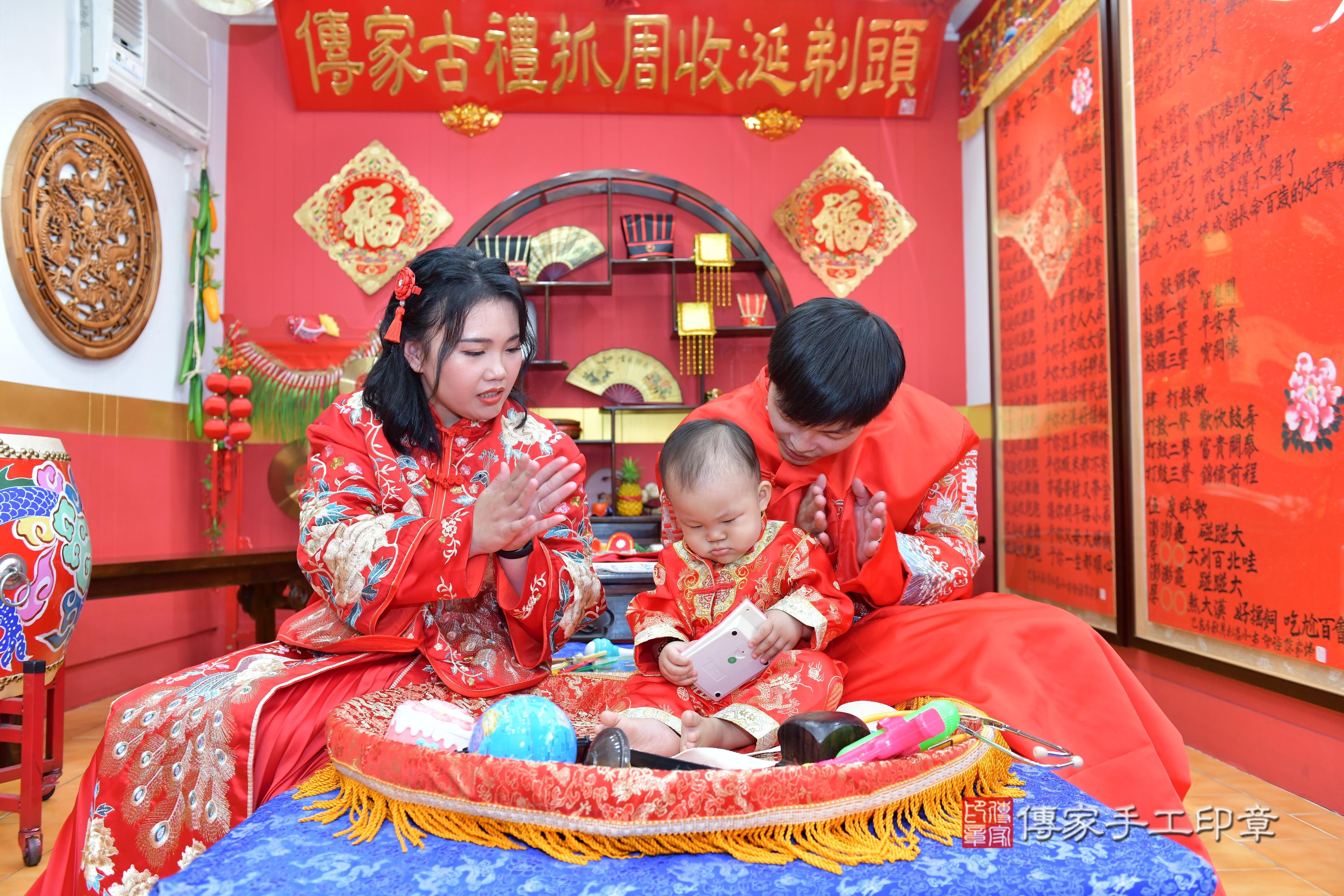 傳家手工印章桃園店、抓周、度脺、美式風會場、傳家嬰兒古禮、吉祥話、抓周道具物品24種、拍照。抓周證書。寶寶抓周、滿周歲、生日快樂、祝福 傳家手工印章桃園店、抓周、度脺、美式風會場、傳家嬰兒古禮、吉祥話、抓周道具物品24種、拍照。抓周證書。寶寶抓周、滿周歲、生日快樂、祝福