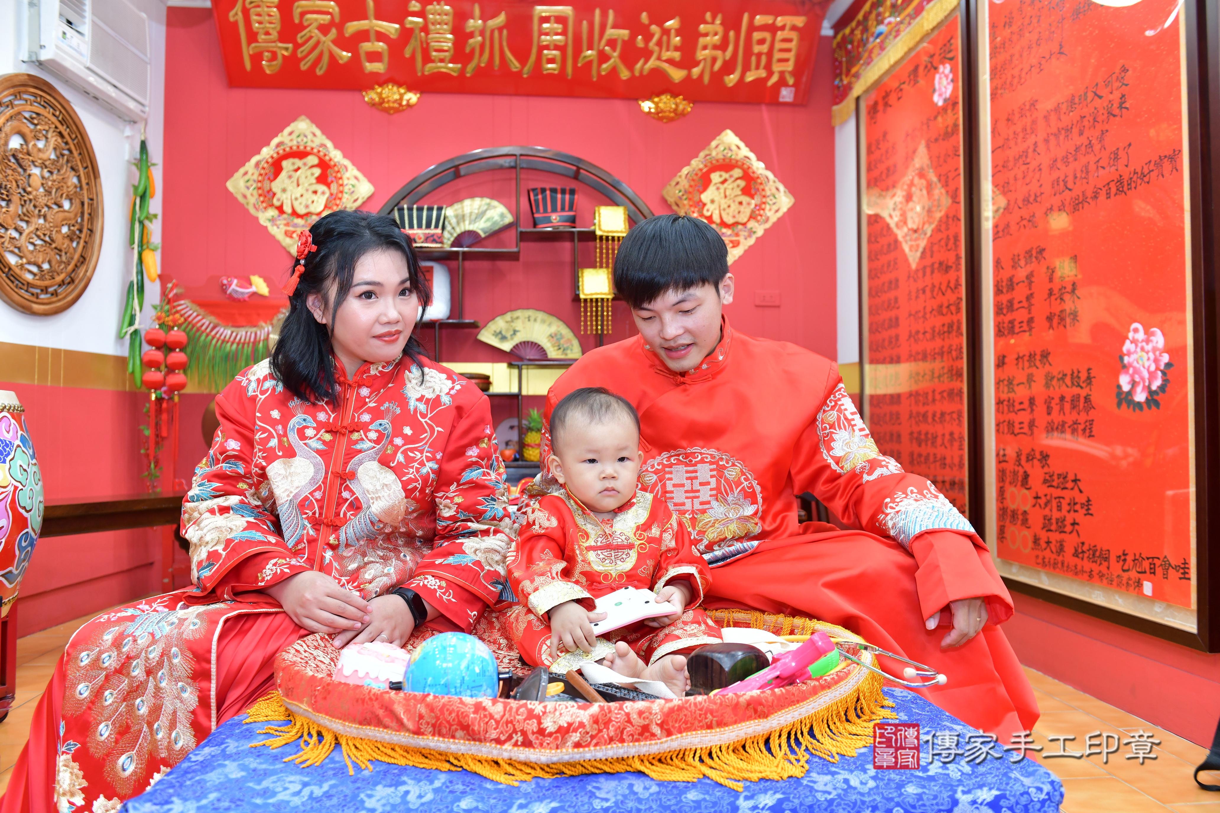 傳家手工印章桃園店、抓周、度脺、美式風會場、傳家嬰兒古禮、吉祥話、抓周道具物品24種、拍照。抓周證書。寶寶抓周、滿周歲、生日快樂、祝福 傳家手工印章桃園店、抓周、度脺、美式風會場、傳家嬰兒古禮、吉祥話、抓周道具物品24種、拍照。抓周證書。寶寶抓周、滿周歲、生日快樂、祝福