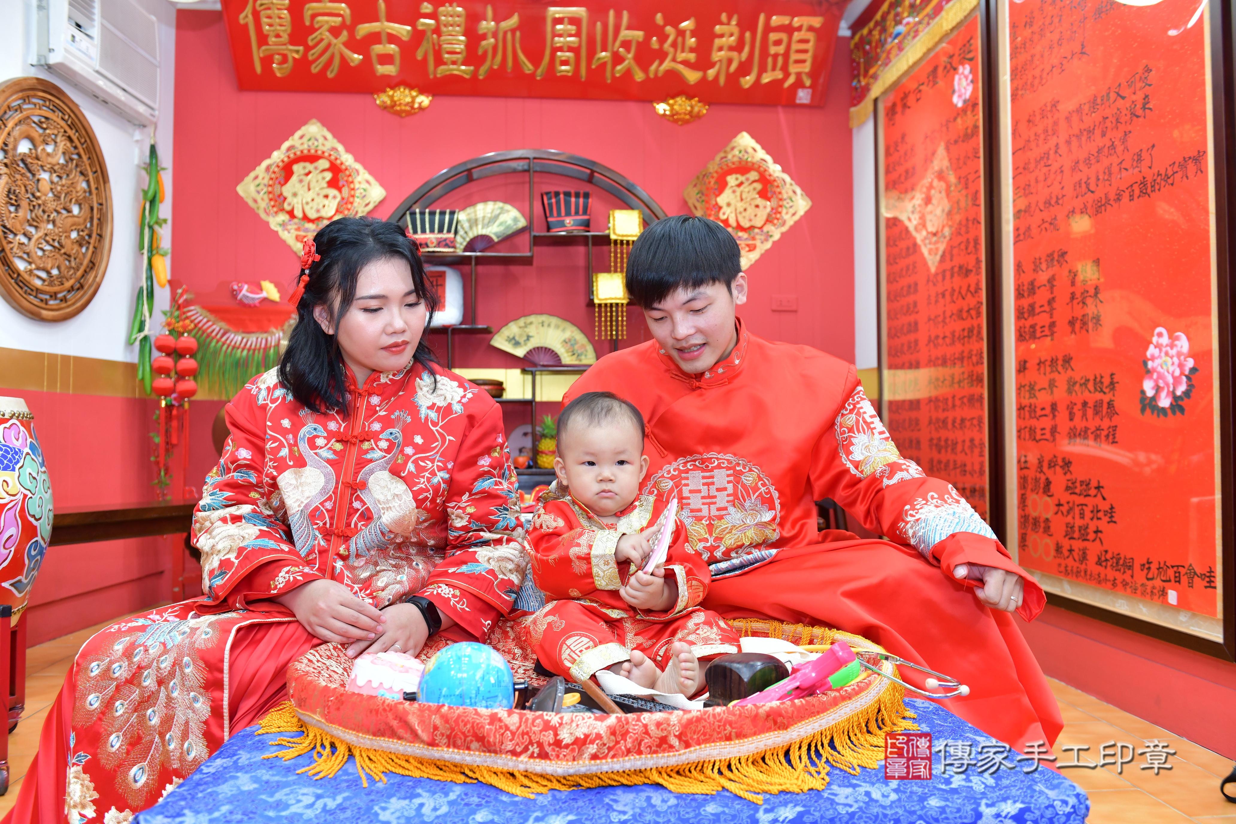 傳家手工印章桃園店、抓周、度脺、美式風會場、傳家嬰兒古禮、吉祥話、抓周道具物品24種、拍照。抓周證書。寶寶抓周、滿周歲、生日快樂、祝福 傳家手工印章桃園店、抓周、度脺、美式風會場、傳家嬰兒古禮、吉祥話、抓周道具物品24種、拍照。抓周證書。寶寶抓周、滿周歲、生日快樂、祝福