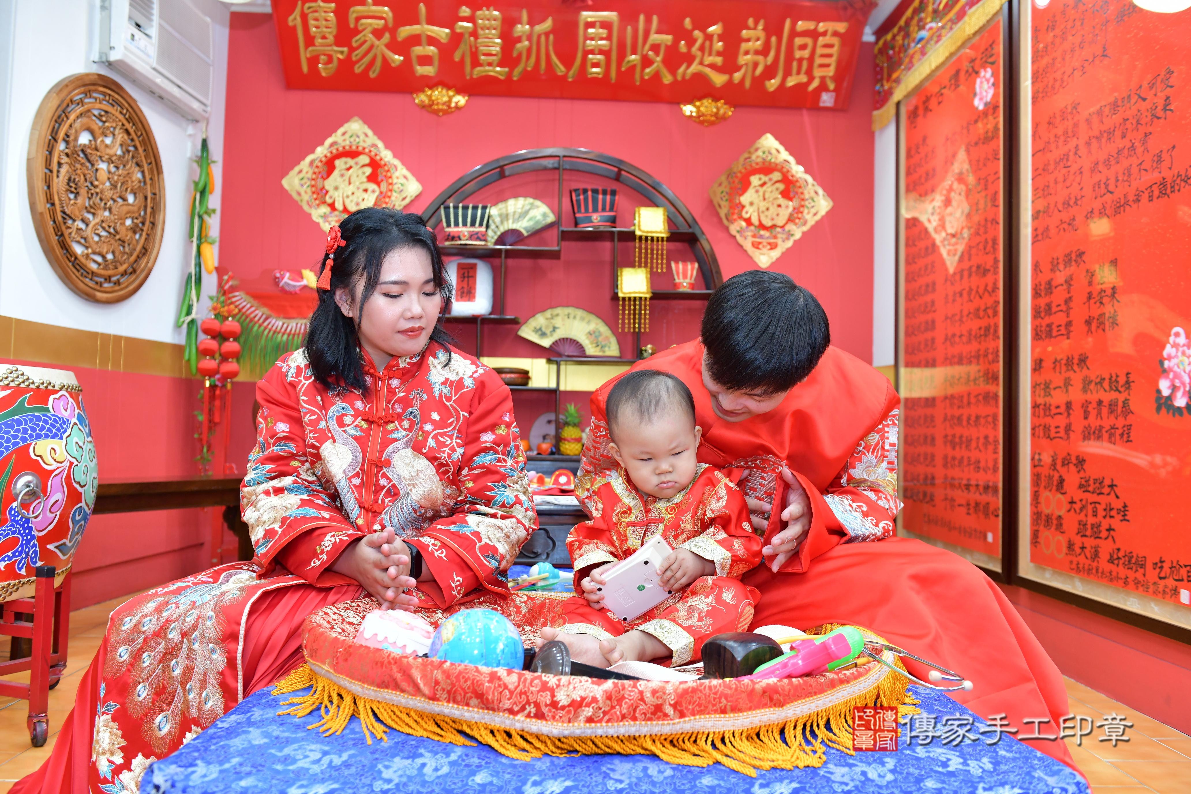 傳家手工印章桃園店、抓周、度脺、美式風會場、傳家嬰兒古禮、吉祥話、抓周道具物品24種、拍照。抓周證書。寶寶抓周、滿周歲、生日快樂、祝福 傳家手工印章桃園店、抓周、度脺、美式風會場、傳家嬰兒古禮、吉祥話、抓周道具物品24種、拍照。抓周證書。寶寶抓周、滿周歲、生日快樂、祝福