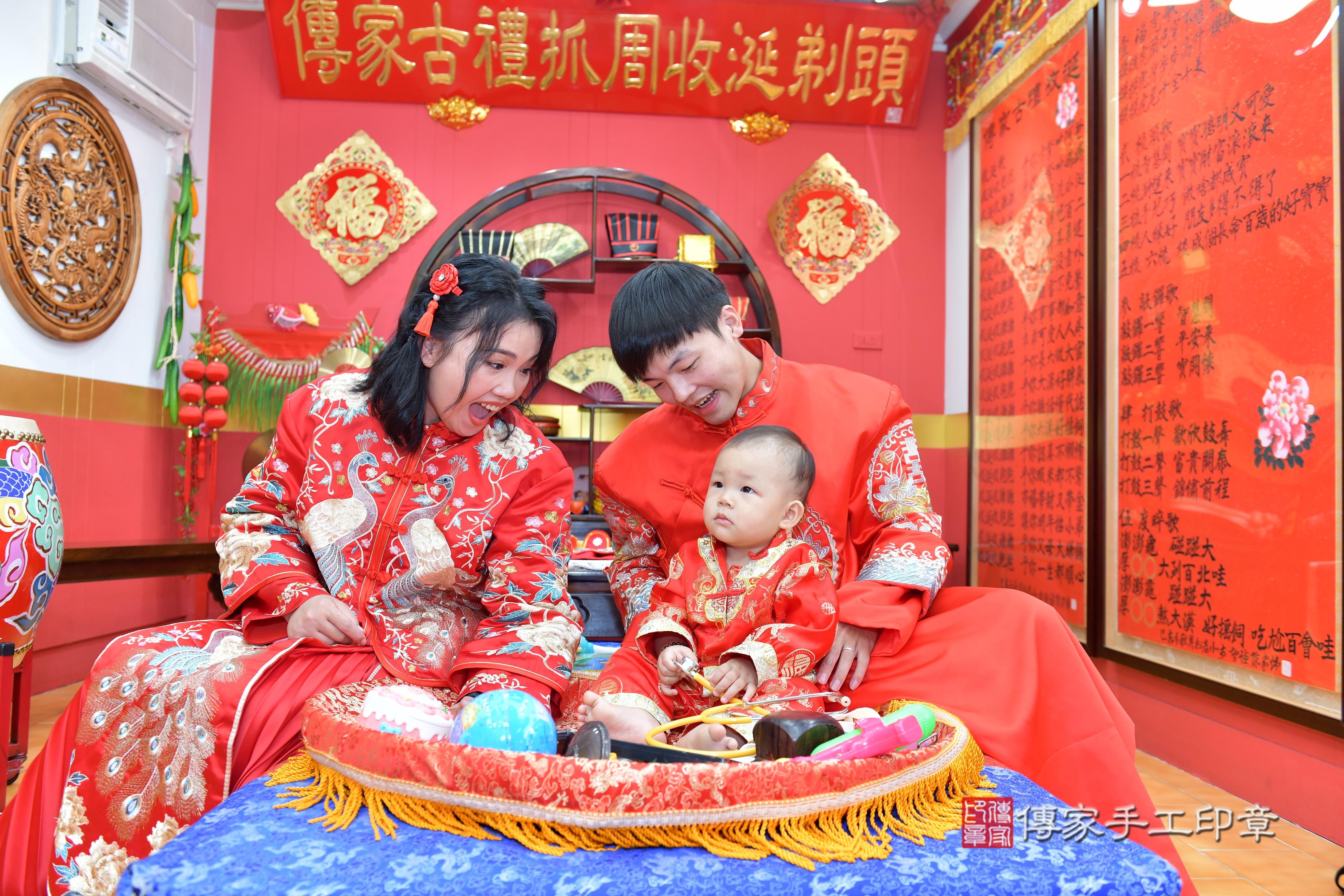 傳家手工印章桃園店、抓周、度脺、美式風會場、傳家嬰兒古禮、吉祥話、抓周道具物品24種、拍照。抓周證書。寶寶抓周、滿周歲、生日快樂、祝福 傳家手工印章桃園店、抓周、度脺、美式風會場、傳家嬰兒古禮、吉祥話、抓周道具物品24種、拍照。抓周證書。寶寶抓周、滿周歲、生日快樂、祝福