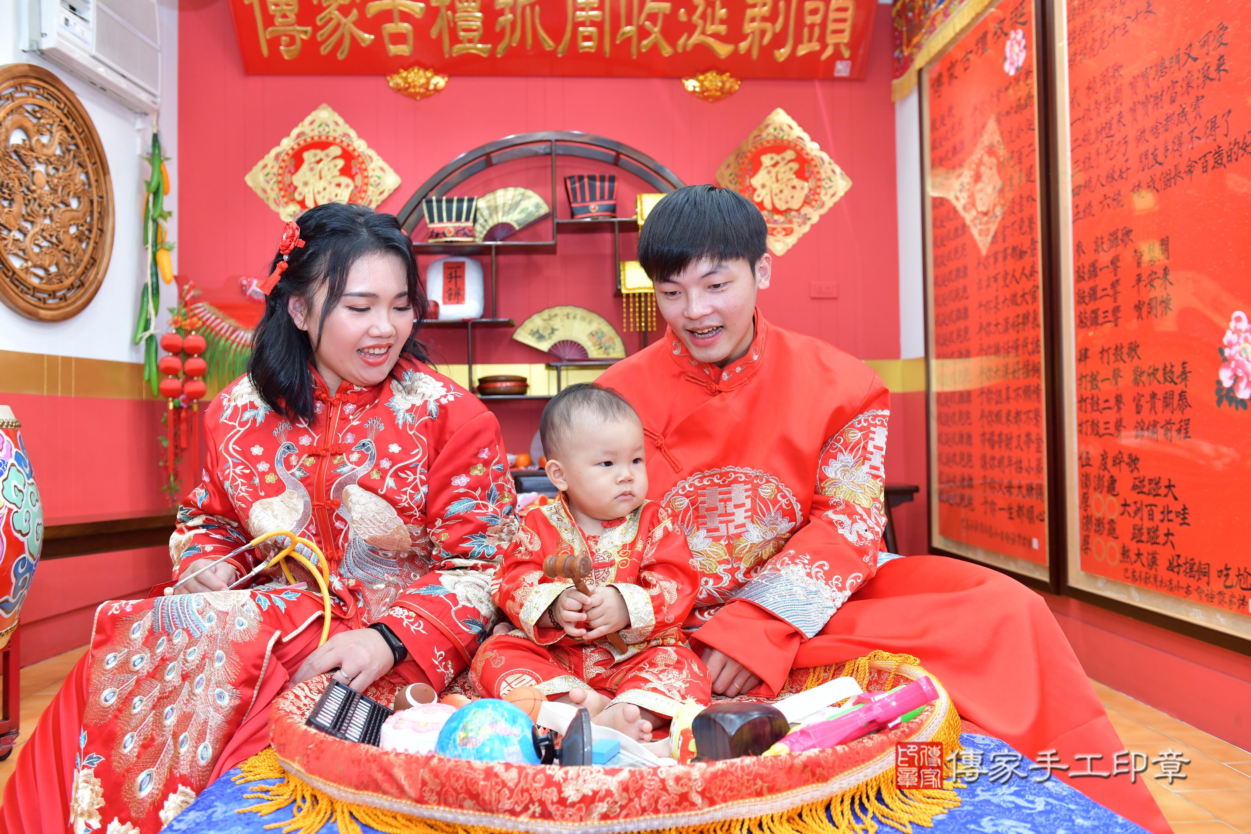 傳家手工印章桃園店、抓周、度脺、美式風會場、傳家嬰兒古禮、吉祥話、抓周道具物品24種、拍照。抓周證書。寶寶抓周、滿周歲、生日快樂、祝福 傳家手工印章桃園店、抓周、度脺、美式風會場、傳家嬰兒古禮、吉祥話、抓周道具物品24種、拍照。抓周證書。寶寶抓周、滿周歲、生日快樂、祝福