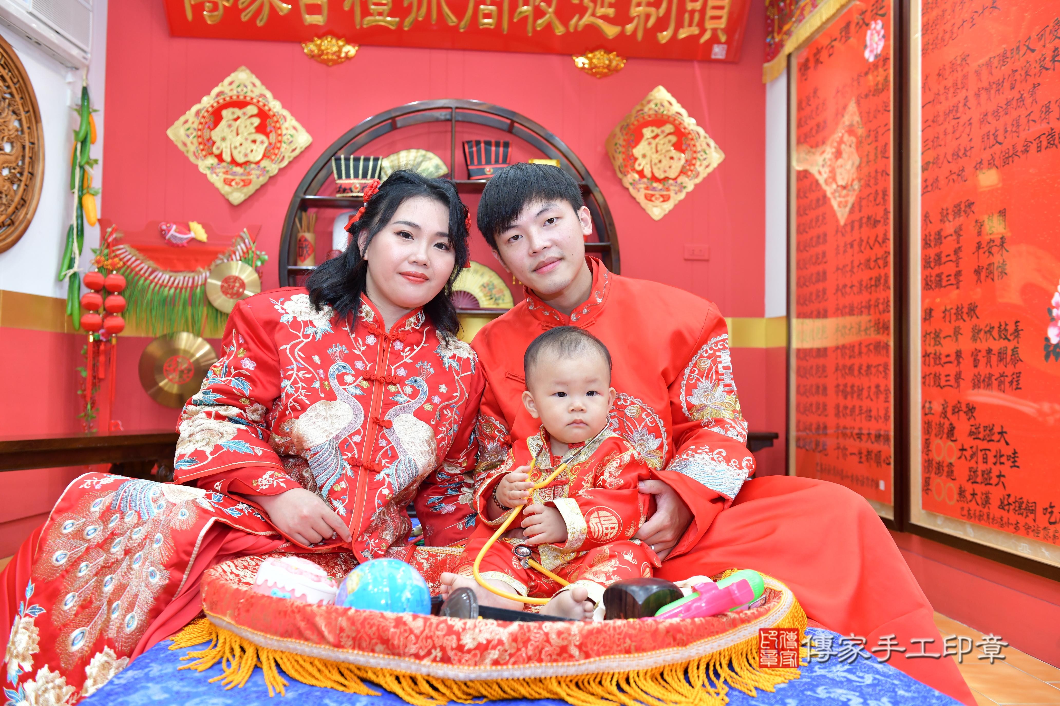 傳家手工印章桃園店、抓周、度脺、美式風會場、傳家嬰兒古禮、吉祥話、抓周道具物品24種、拍照。抓周證書。寶寶抓周、滿周歲、生日快樂、祝福 傳家手工印章桃園店、抓周、度脺、美式風會場、傳家嬰兒古禮、吉祥話、抓周道具物品24種、拍照。抓周證書。寶寶抓周、滿周歲、生日快樂、祝福