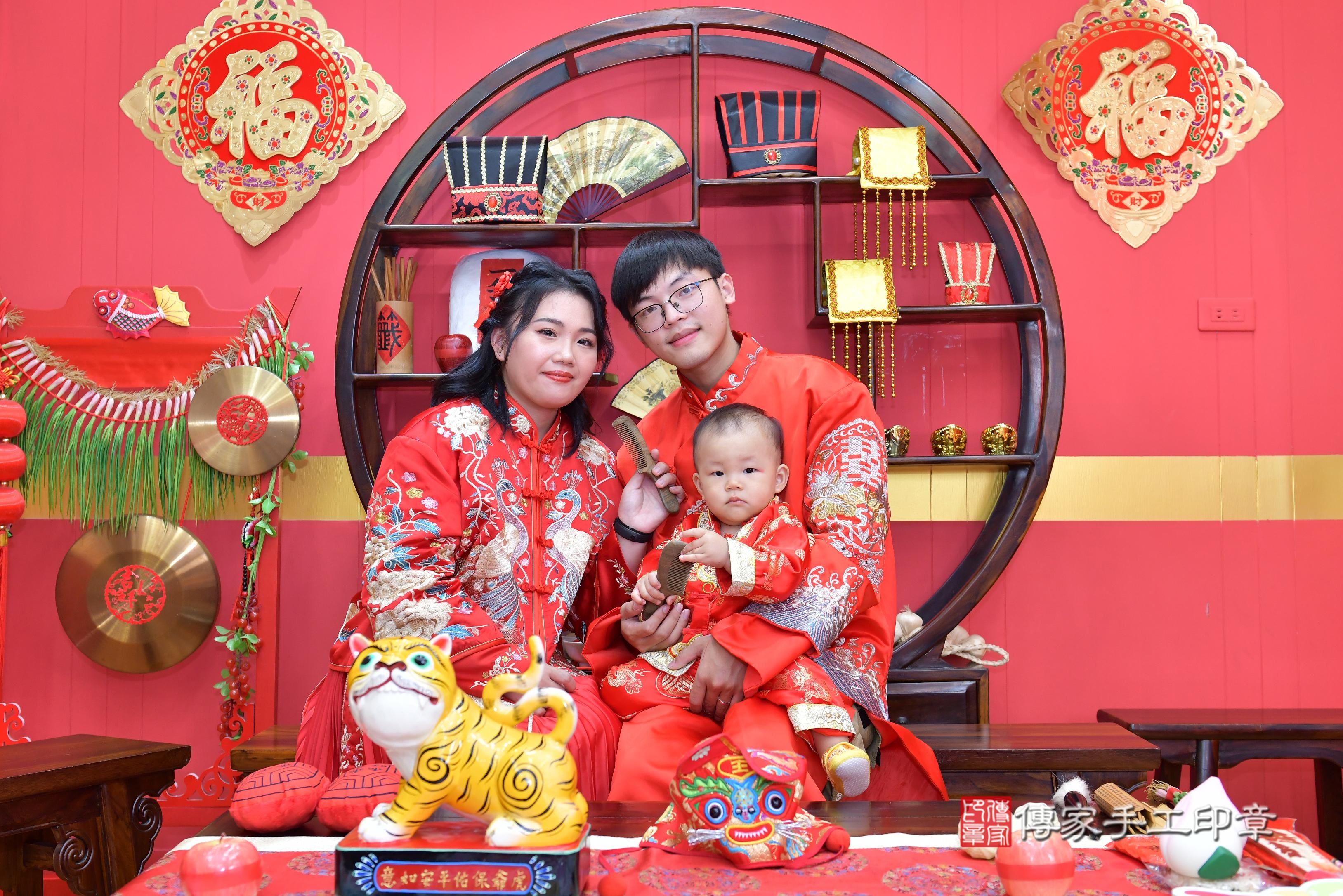 傳家手工印章桃園店、抓周、度脺、美式風會場、傳家嬰兒古禮、吉祥話、抓周道具物品24種、拍照。抓周證書。寶寶抓周、滿周歲、生日快樂、祝福 傳家手工印章桃園店、抓周、度脺、美式風會場、傳家嬰兒古禮、吉祥話、抓周道具物品24種、拍照。抓周證書。寶寶抓周、滿周歲、生日快樂、祝福